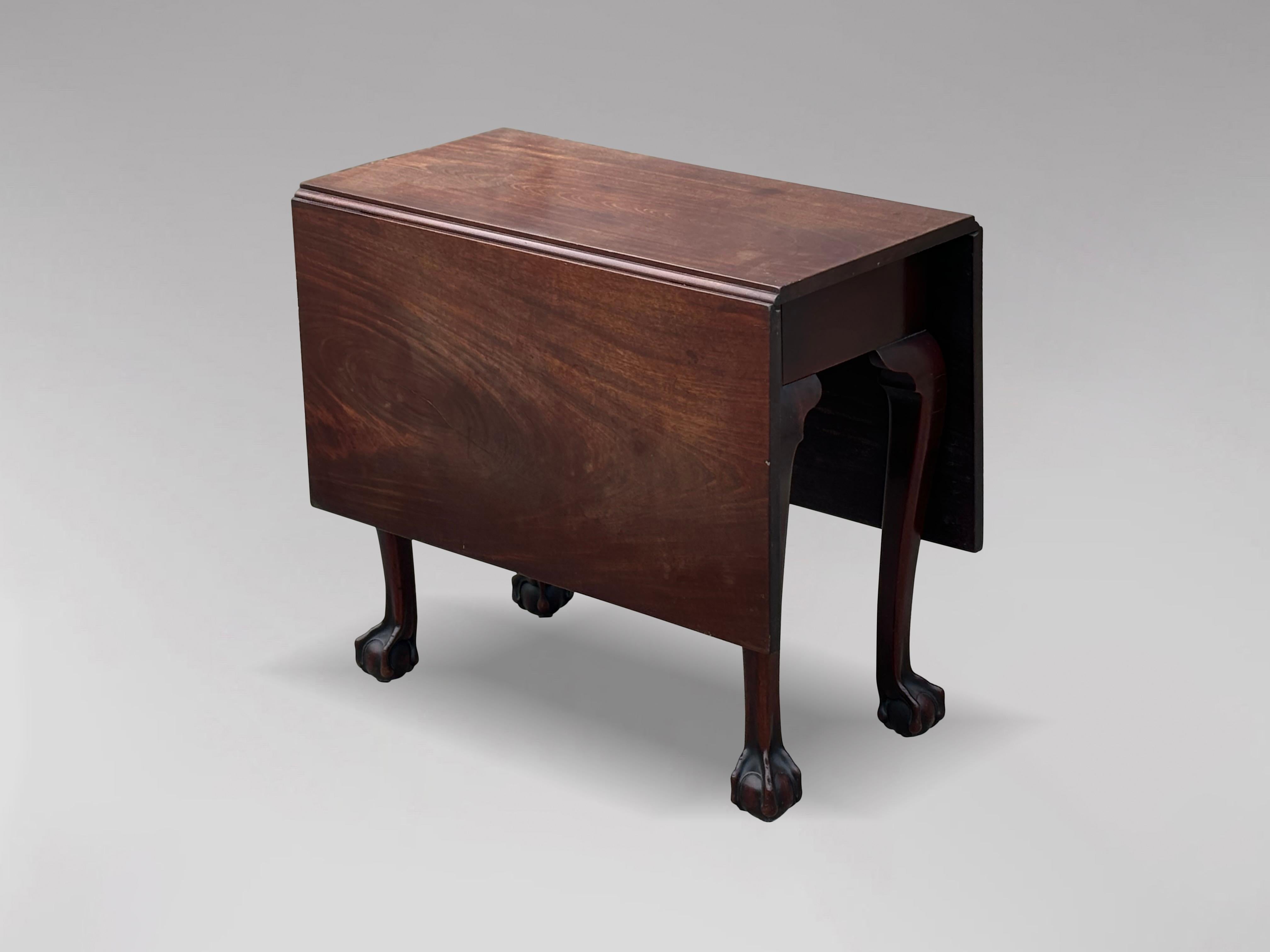 An untouched mid-18th century George II period mahogany drop-leaf dining table with original solid figured tops. The rectangular-shaped top features drop leaves on either side, providing versatile functionality. The drop leaves are supported by