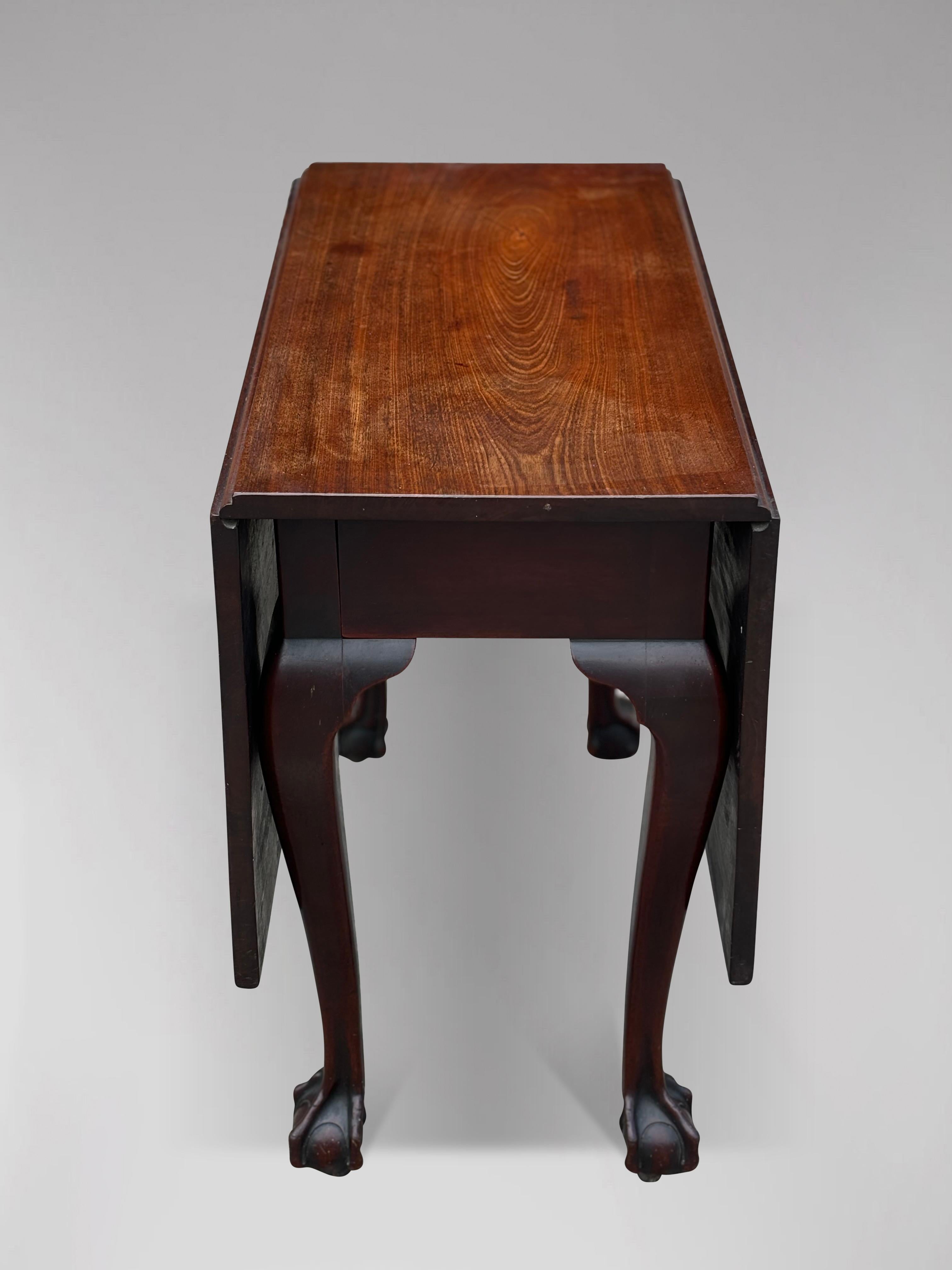 Untouched Mid 18th Century George II Period Mahogany Drop-Leaf Dining Table In Good Condition For Sale In Petworth,West Sussex, GB