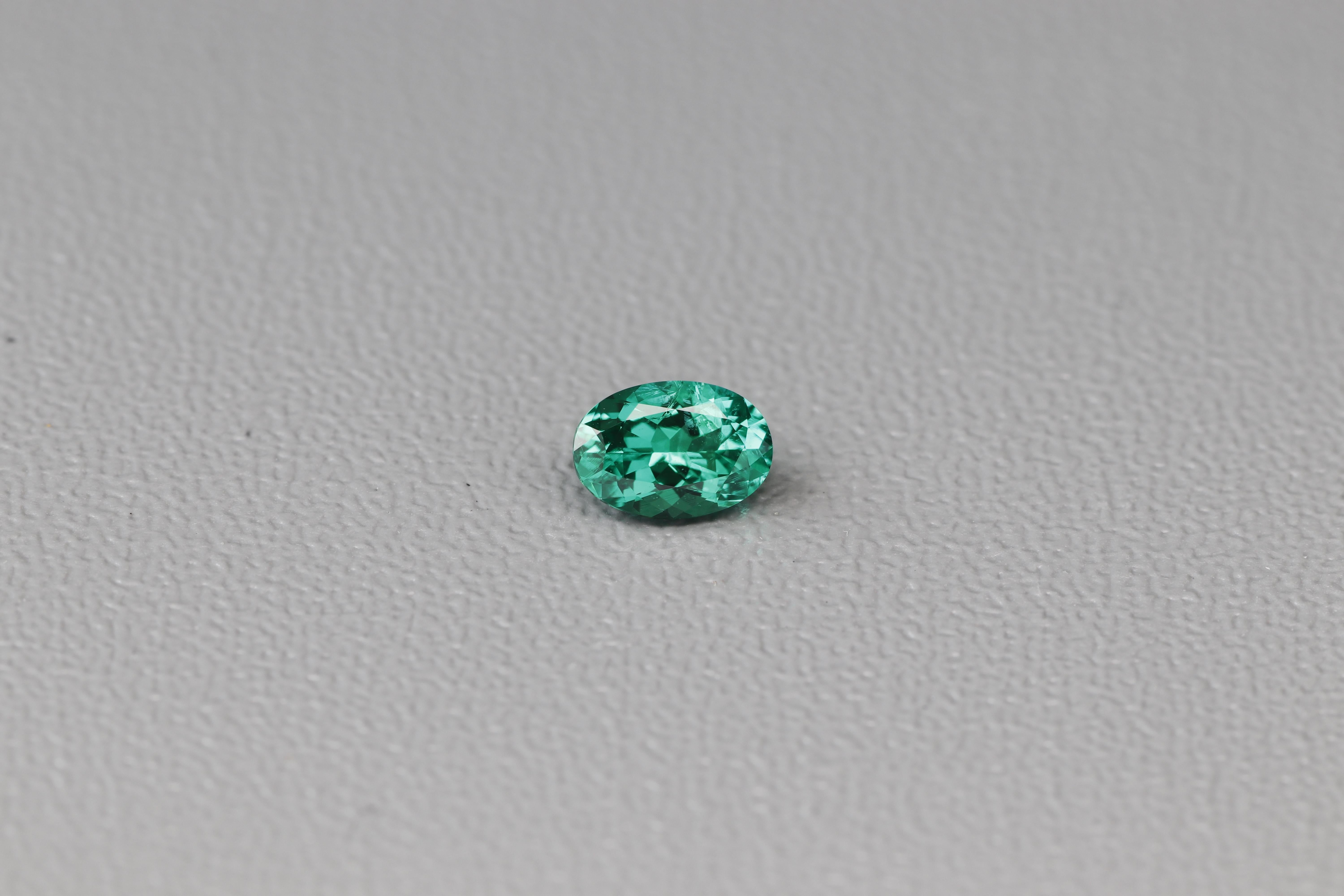Una asombrosa Esmeralda rusa que permite a los joyeros crear una pieza única de arte ponible.
Esta piedra preciosa de calidad excepcional sería un diseño de joyería a medida. Perfecto para un Anillo o Colgante.

Forma - oval
Peso - 0,32