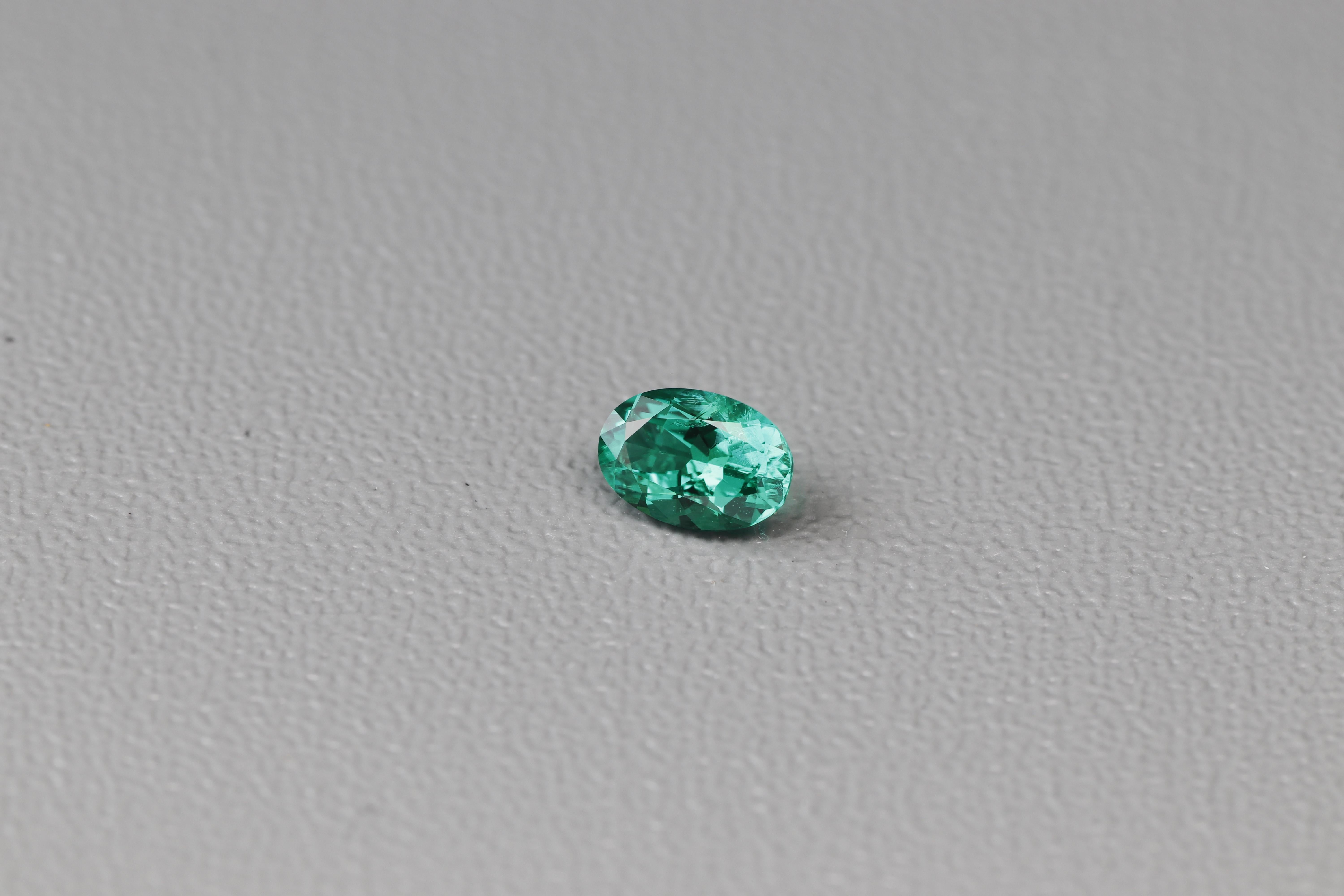 Esmeralda rusa no tratada 0,32 ct Forma ovalada Anillo de compromiso Piedra suelta Moderno