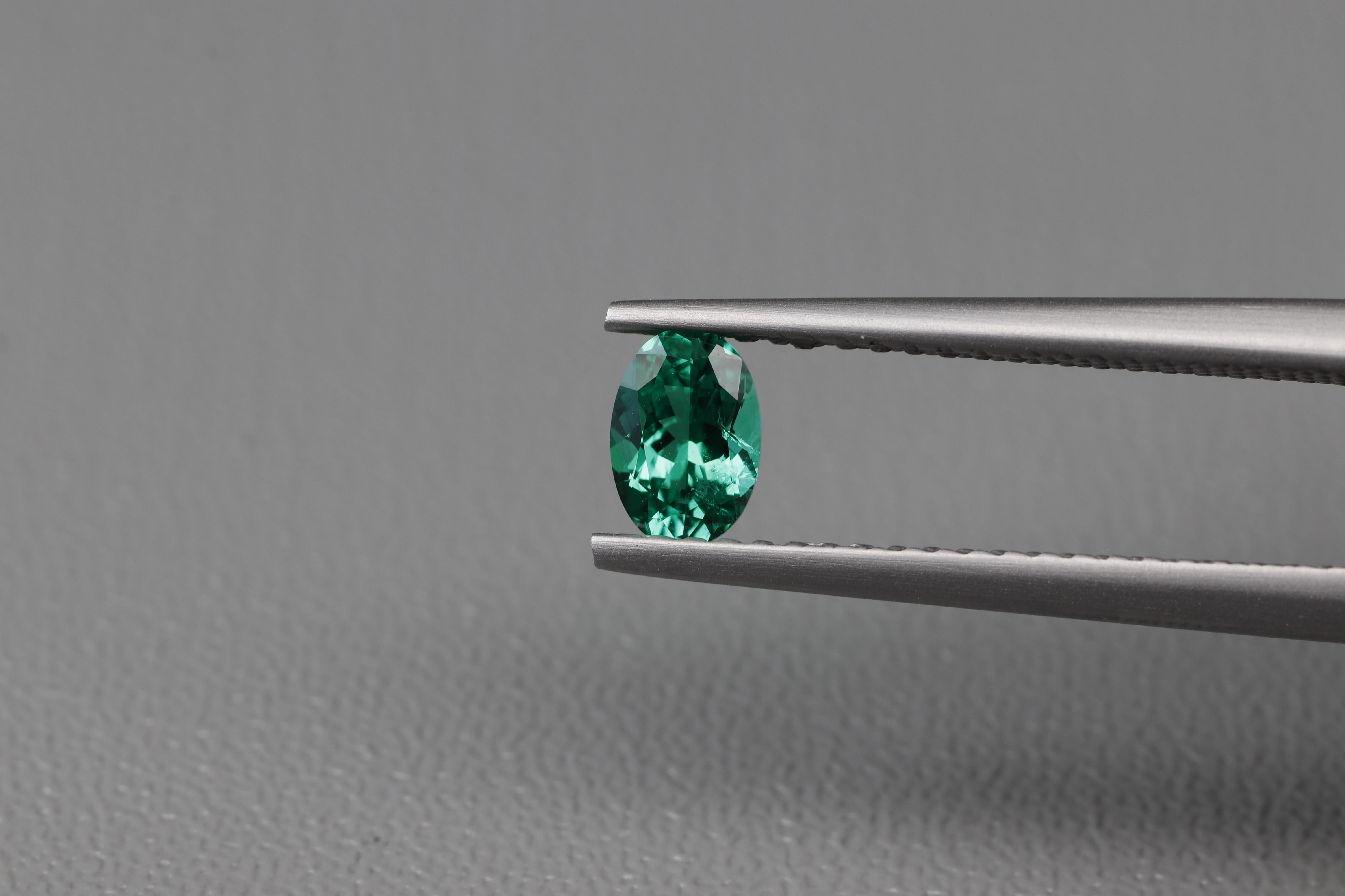 Esmeralda rusa no tratada 0,32 ct Forma ovalada Anillo de compromiso Piedra suelta Corte oval