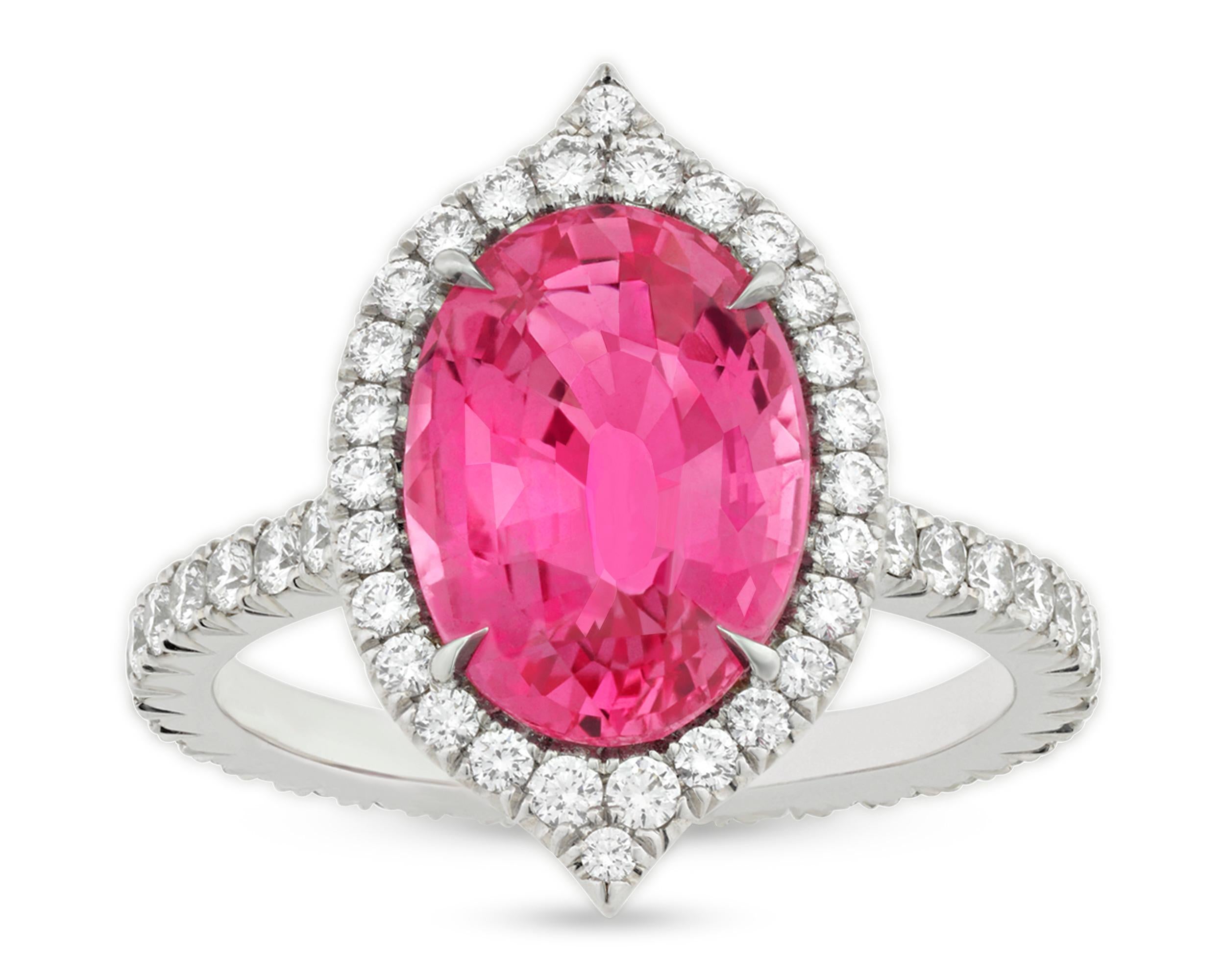 Taille ovale Bague halo de diamants et saphirs roses non traités de 4,03 carats en vente