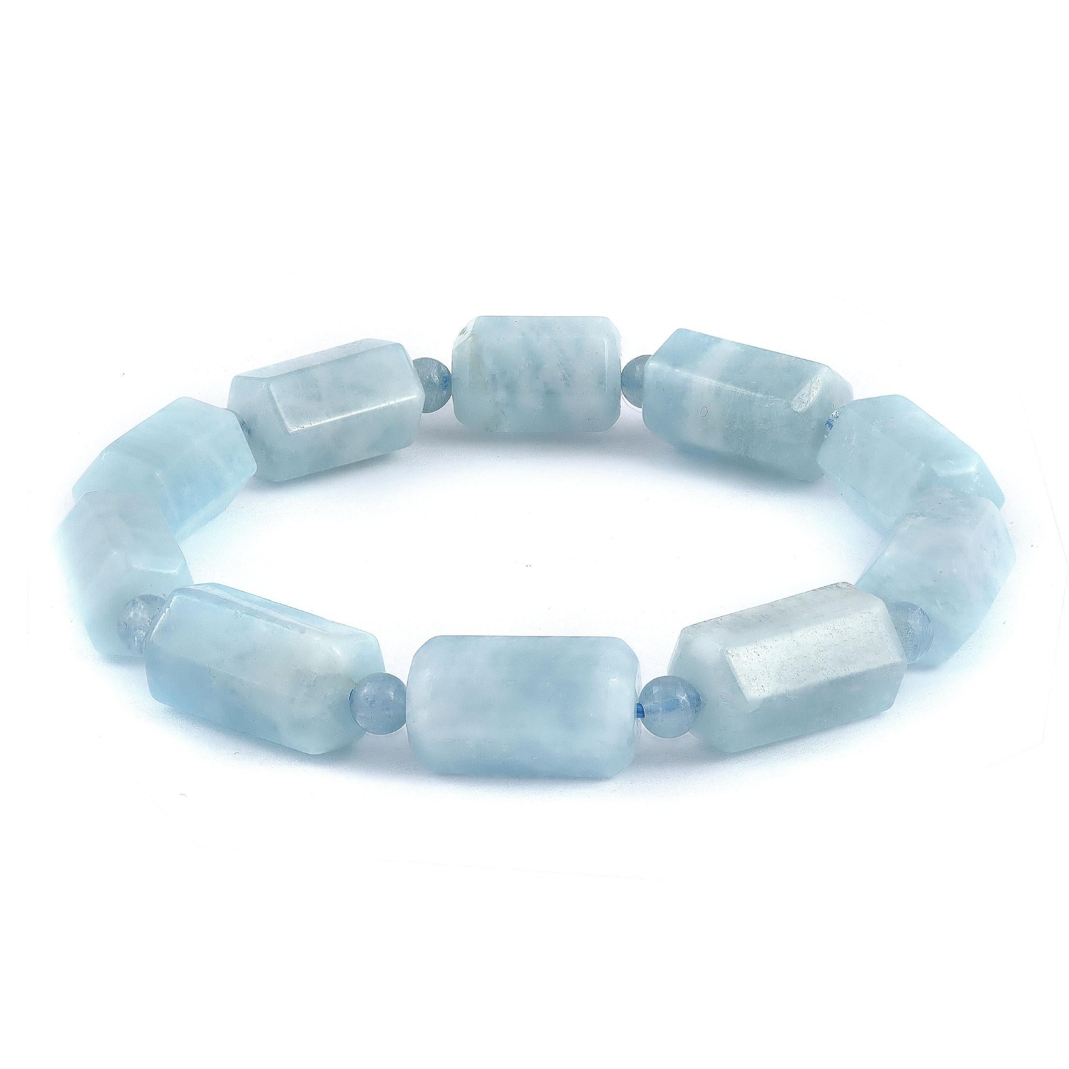 Découvrez la beauté captivante de l'aigue-marine naturelle avec ce bracelet exquis, conçu pour ajouter une touche d'élégance à toute collection de bijoux. Composé de perles d'aigue-marine non traitées, ce bracelet met en valeur la teinte bleue