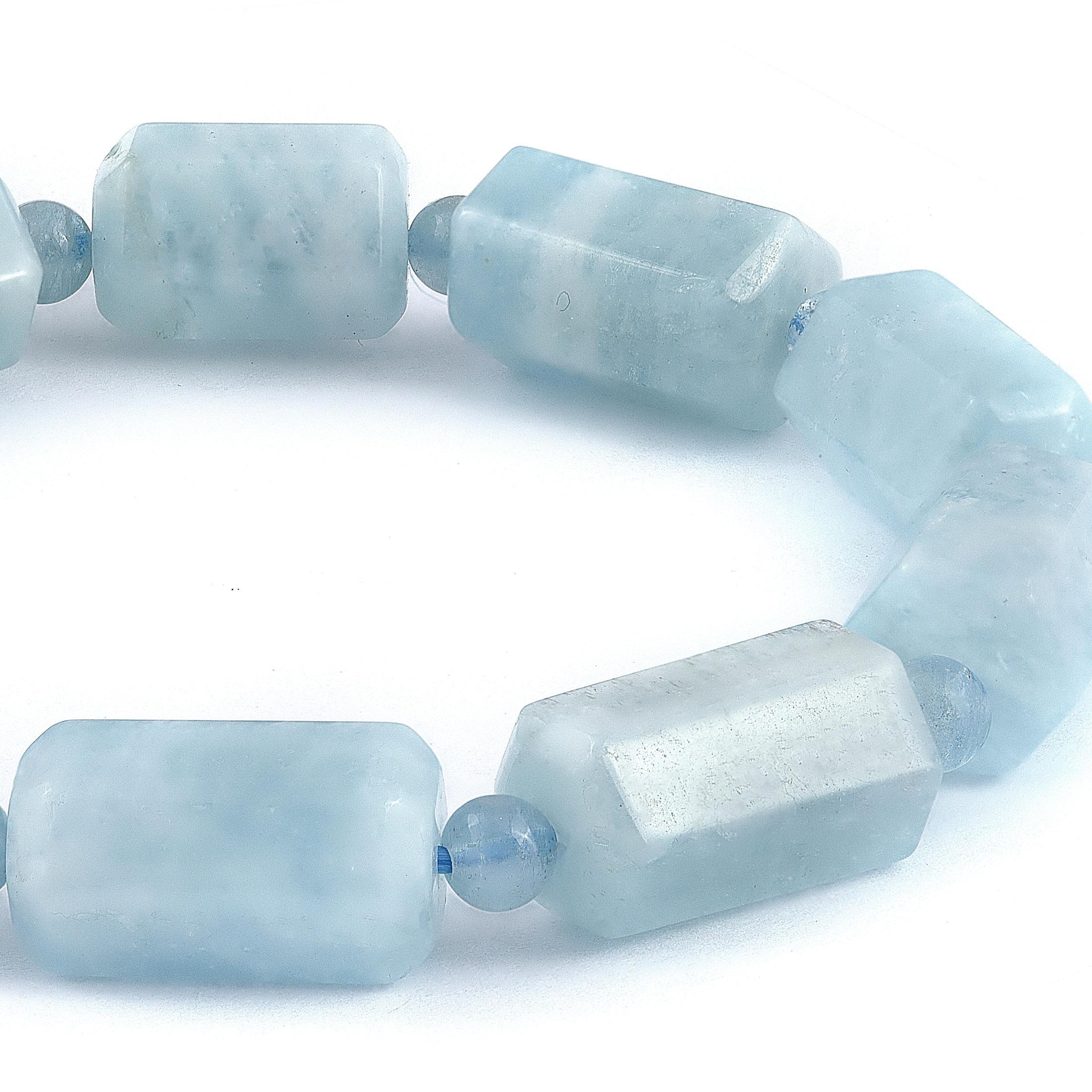 Aigue-marine bleue non traitée 160.42 cts avec bracelet en fil de soie extensible Neuf - En vente à Los Angeles, CA
