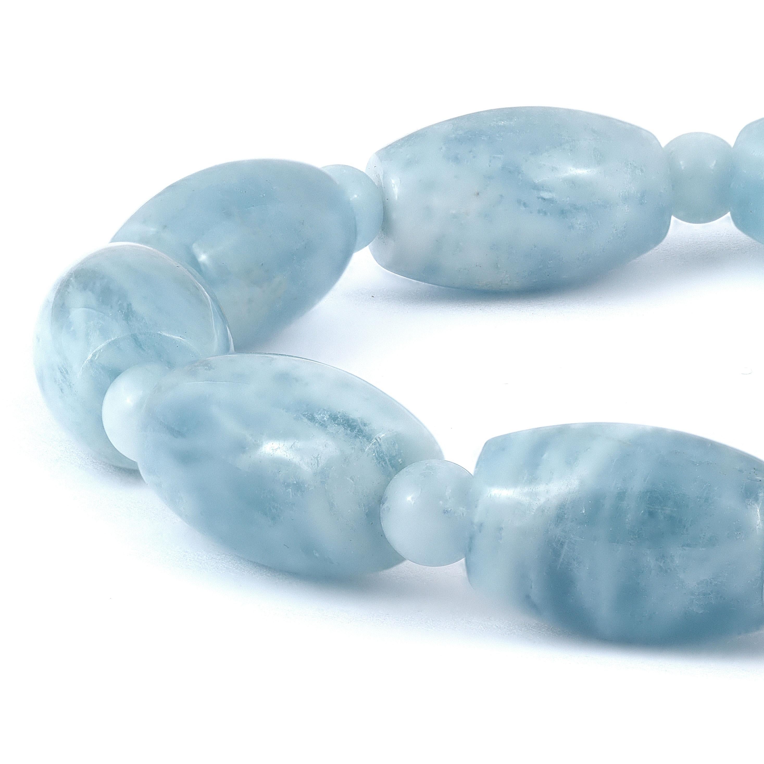 Untreated Blue Aquamarine Stone 170.70 cts with Expandable Silk Thread Bracelet In New Condition In Los Angeles, CA