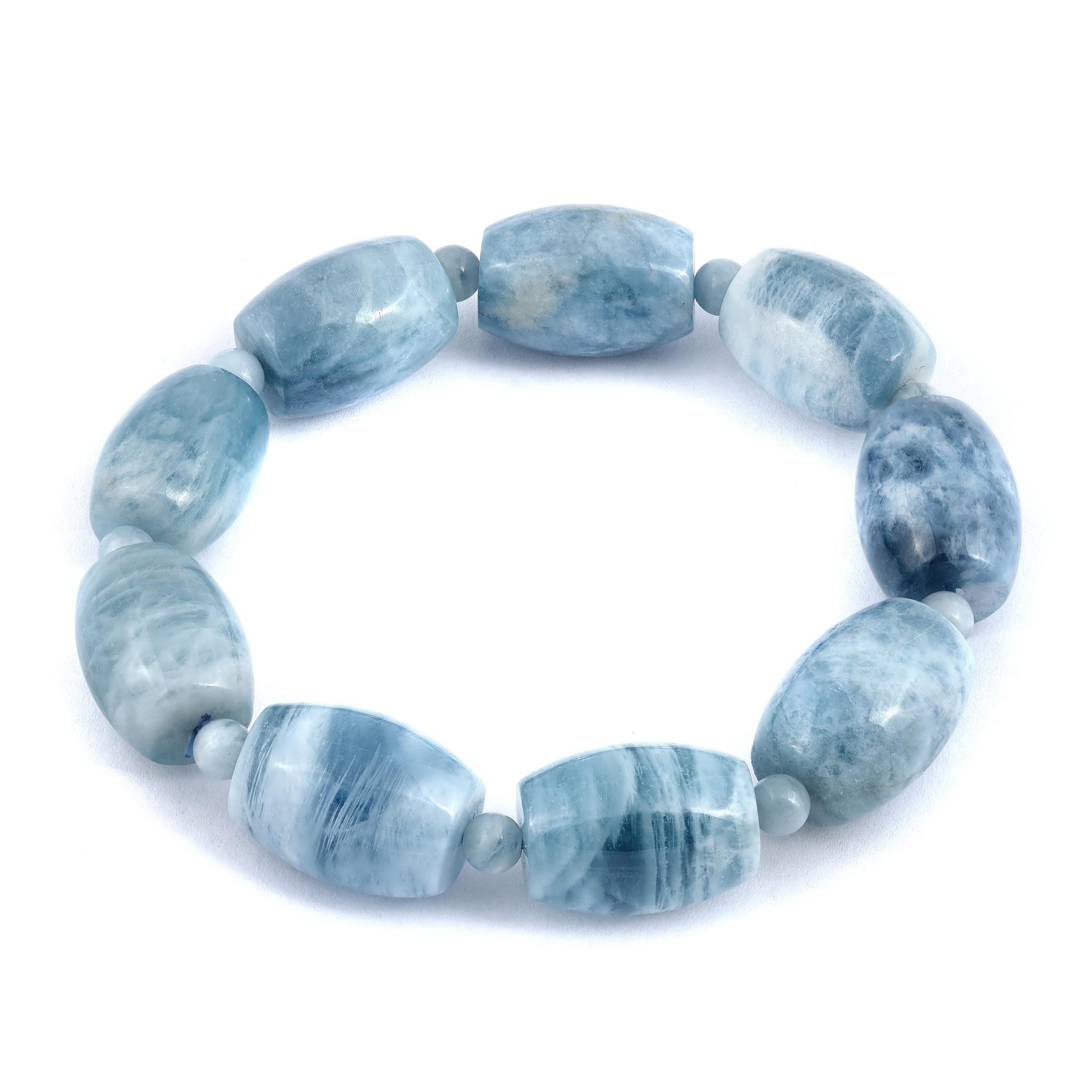 Descubre el encantador encanto de la aguamarina natural con esta exquisita pulsera, elaborada para añadir un toque de sofisticación a cualquier colección de joyas. Con múltiples cuentas de aguamarina sin tratar, esta pieza resalta el sereno tono