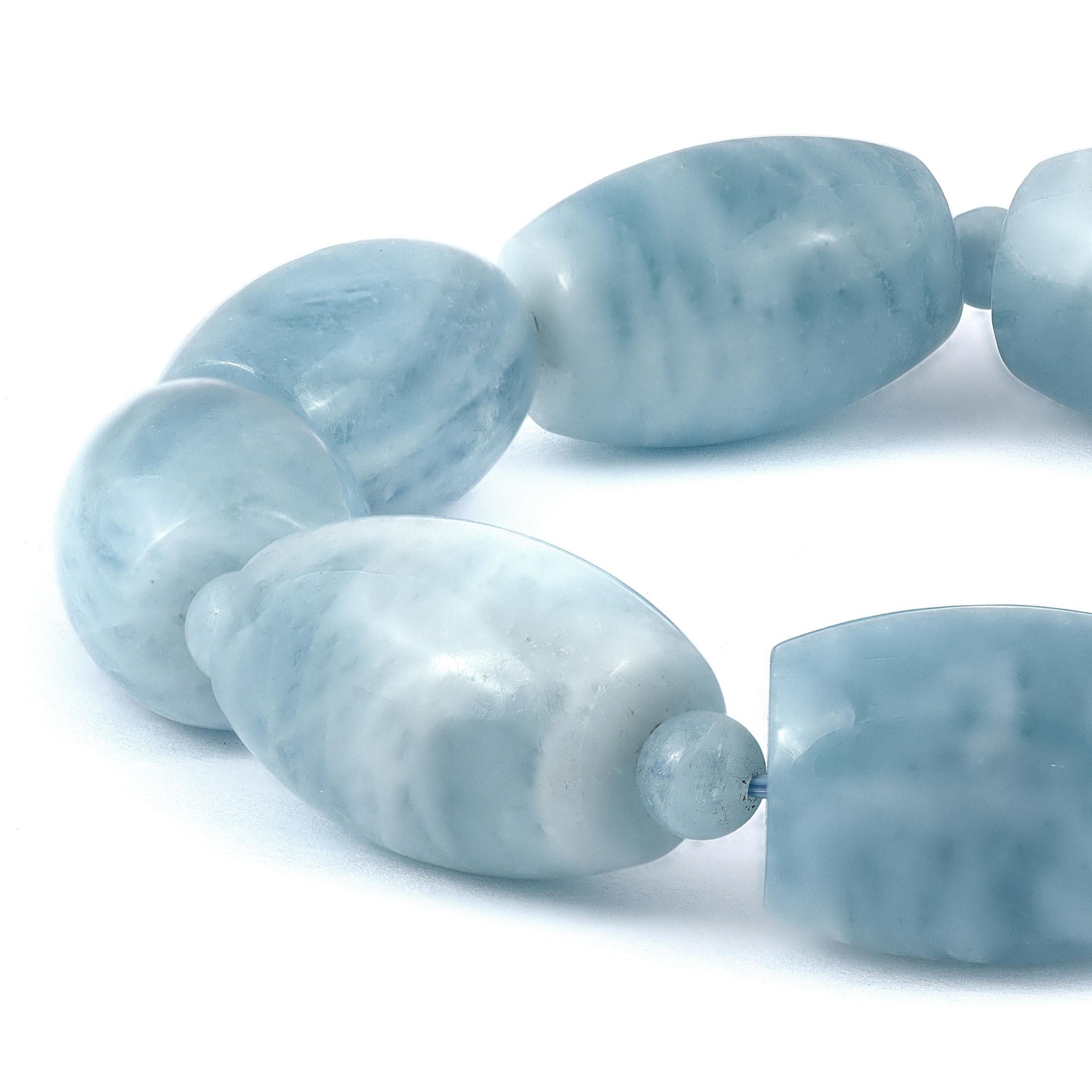 Untreated Blue Aquamarine Stone 312.81 cts with Expandable Silk Thread Bracelet In New Condition For Sale In Los Angeles, CA