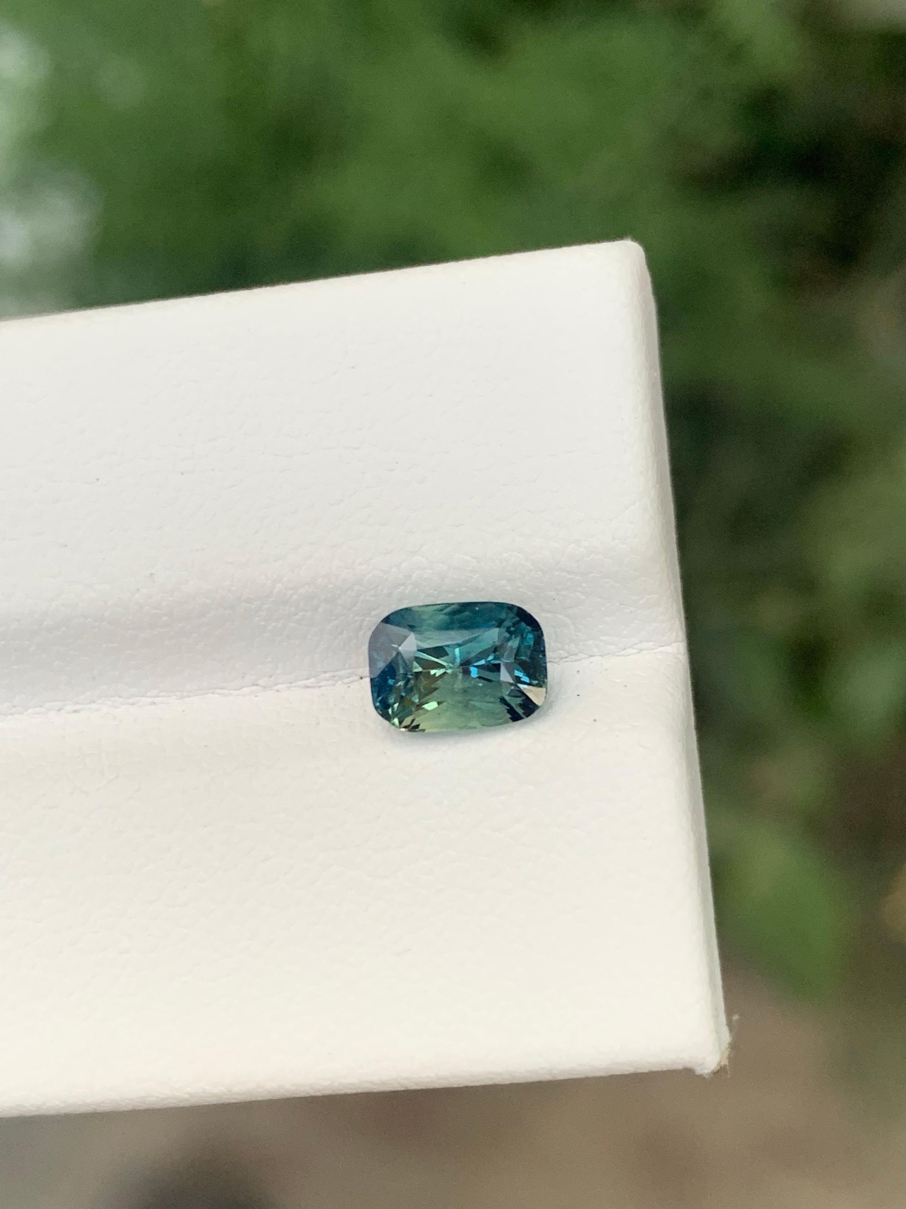 Loser dreifarbiger Saphir

Gewicht: 1,51 Karat
Größen: 6.86 x 4.90 x 4.73 Mm
Herkunft: Madagaskar, Afrika
Form: Achteck 
Farbe: Blau/ Grün/ Gelb 
Behandlung: Nicht 
Zertifikat: AIG-Zertifikat verfügbar

Der Saphir, ein Edelstein von legendärer