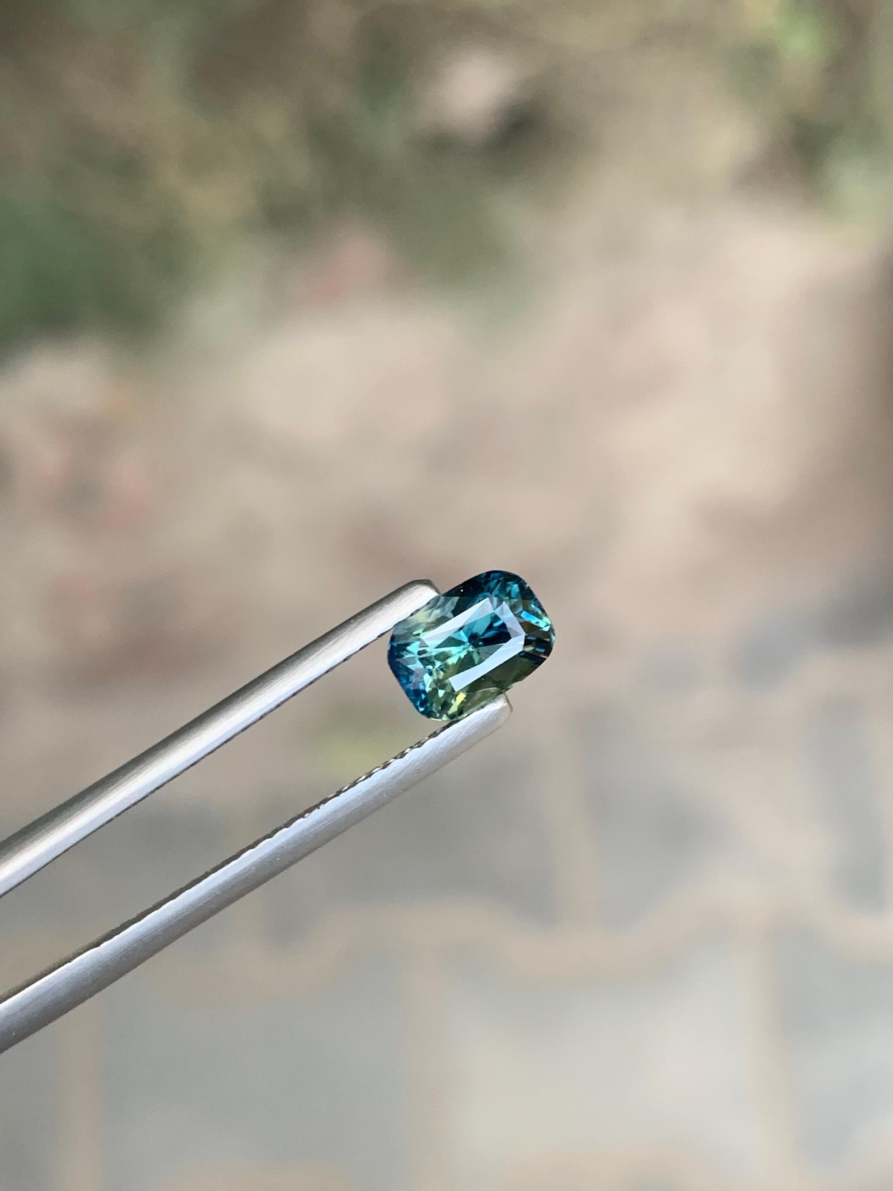 Unbehandelter zertifizierter 1,51 Karat natürlicher loser dreifarbiger Saphir aus Madagaskar (Arts and Crafts) im Angebot