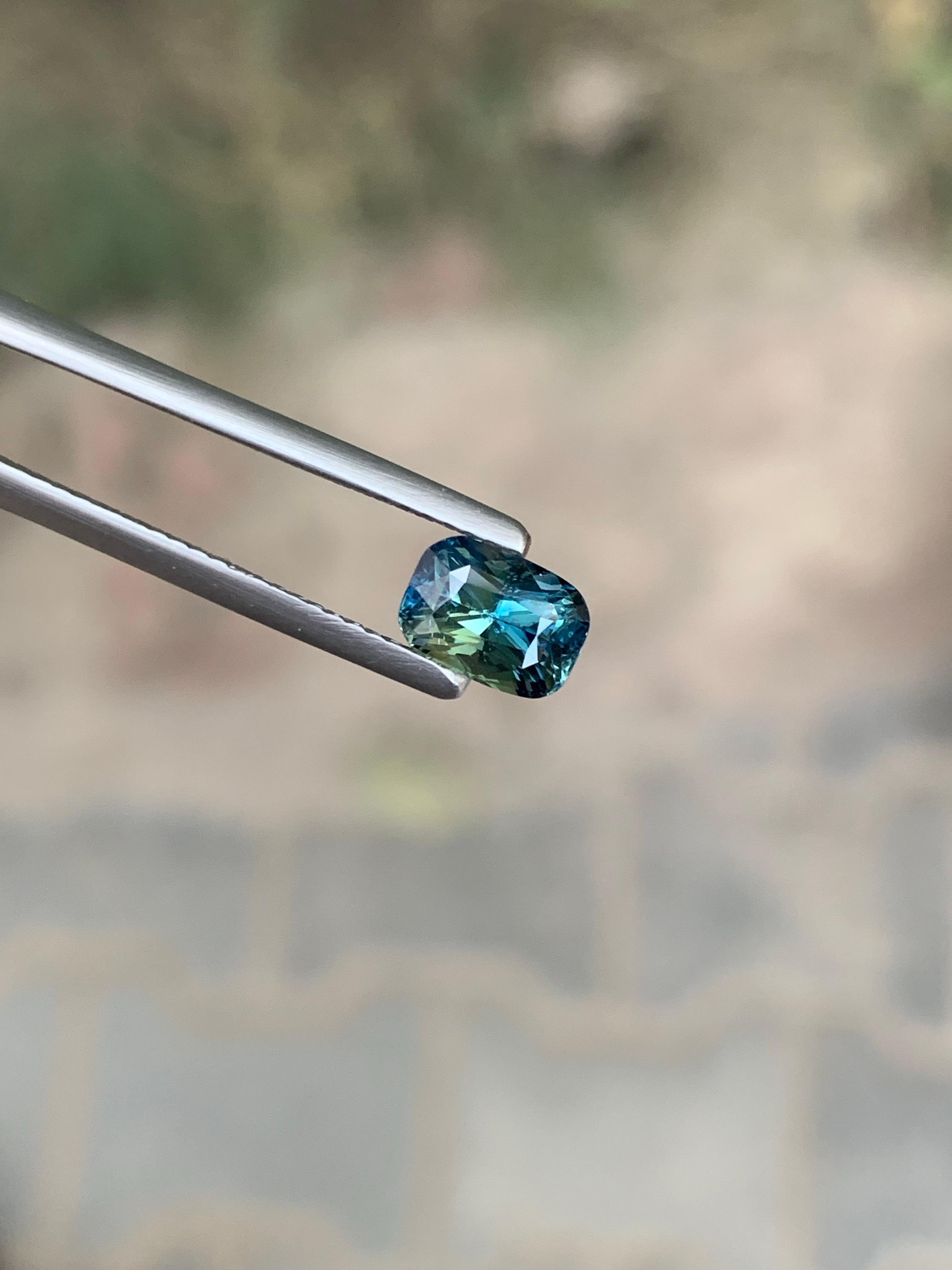 Unbehandelter zertifizierter 1,51 Karat natürlicher loser dreifarbiger Saphir aus Madagaskar (Achteckschliff) im Angebot