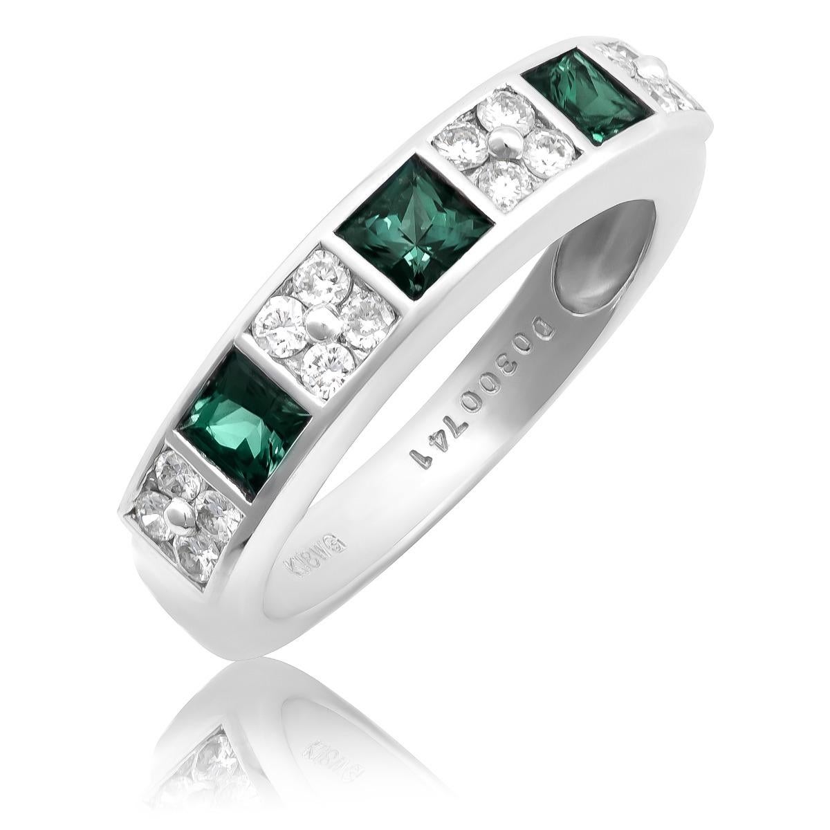 Prova il fascino ipnotico dell'alessandrite brasiliana naturale non trattata con questo squisito anello in platino. Completato da diamanti scintillanti, questo pezzo esemplifica un'eccezionale maestria e mette in mostra l'incantevole bellezza di