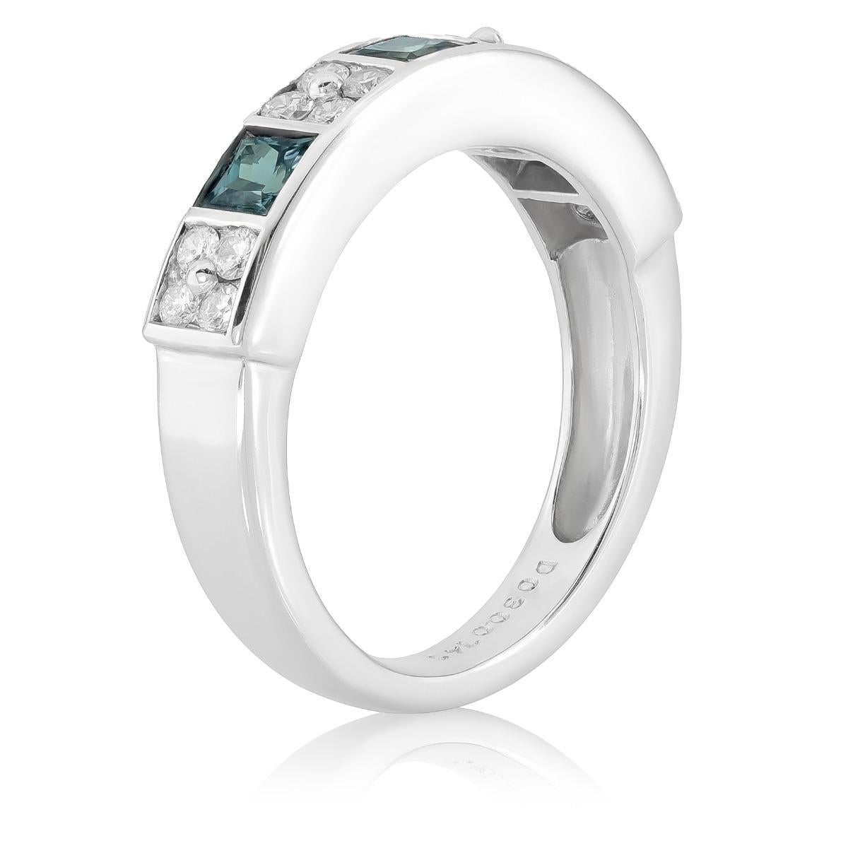 Pietra alessandrite di colore variabile non trattata da 0.74 carati in anello di platino con diamanti in vendita 2