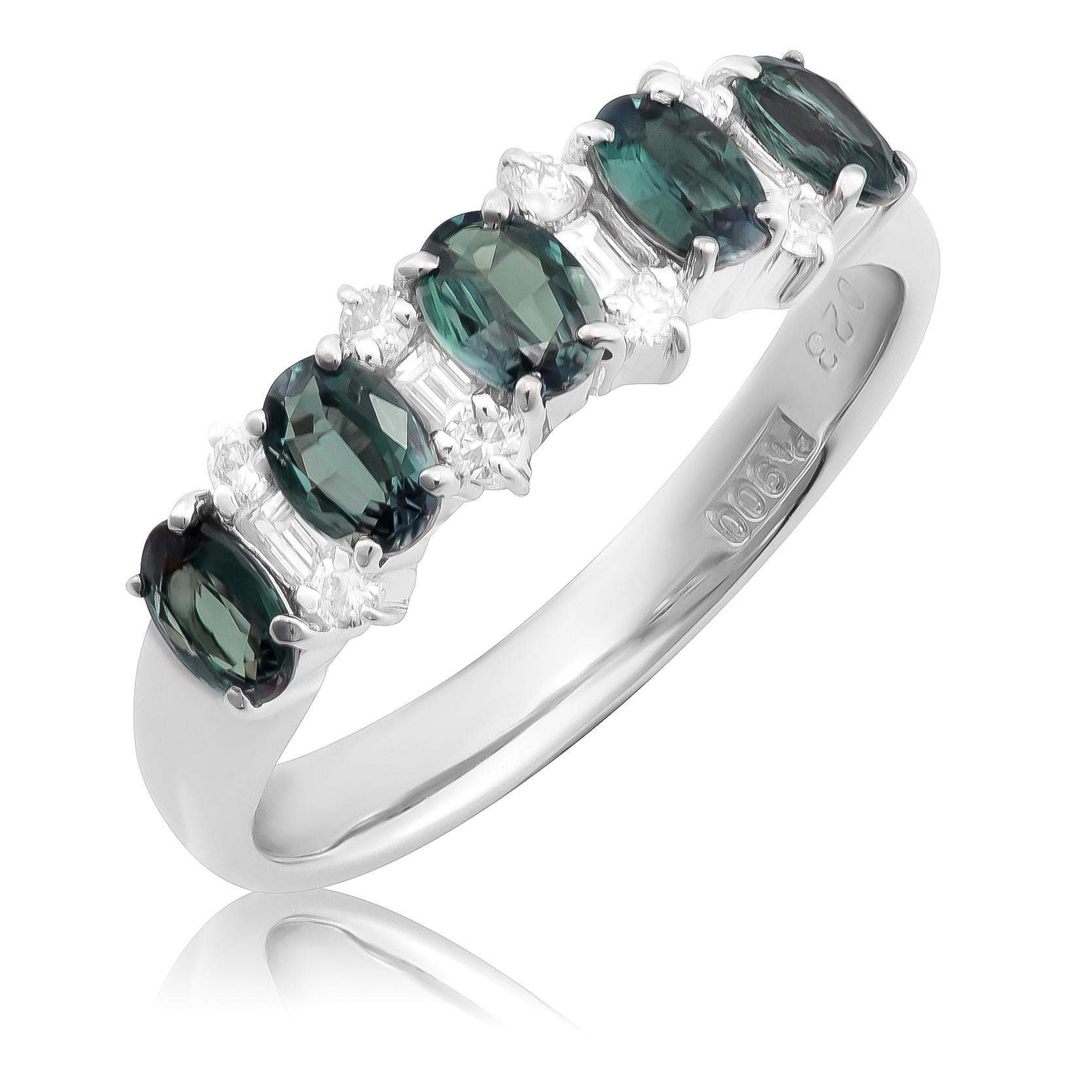 Prova il fascino ipnotico dell'alessandrite brasiliana naturale non trattata con questo squisito anello in platino. Completato da diamanti scintillanti, questo pezzo esemplifica un'eccezionale maestria e mette in mostra l'incantevole bellezza di