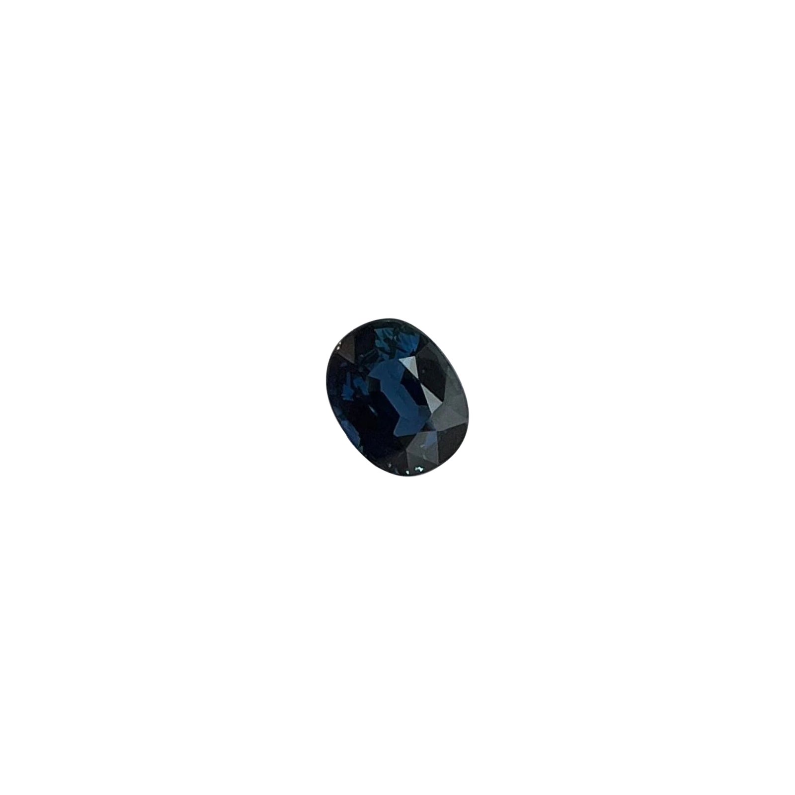 Saphir bleu non traité taille coussin de 0,63 carat certifié IGI, taille libre 5,4 x 4,3 mm