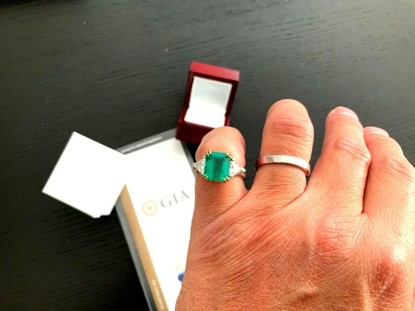 Women's or Men's Untreated Green Emerald 5.00 Carat GIA Certified with Platinum and Diamond Ring For Sale