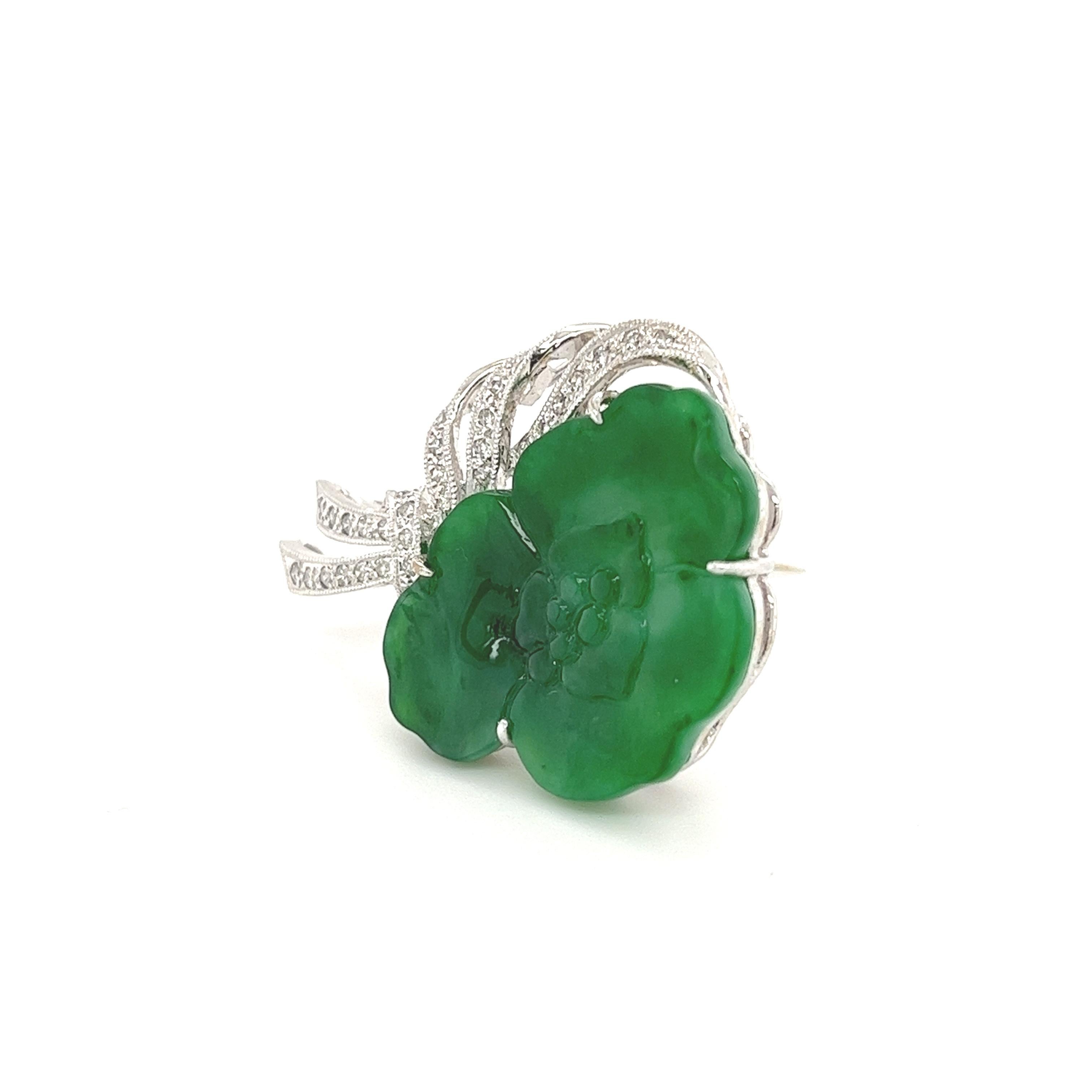 Brosche aus unbehandelter Jade und Diamant Traubenblume und Band-Design in 18k  (Rundschliff) im Angebot