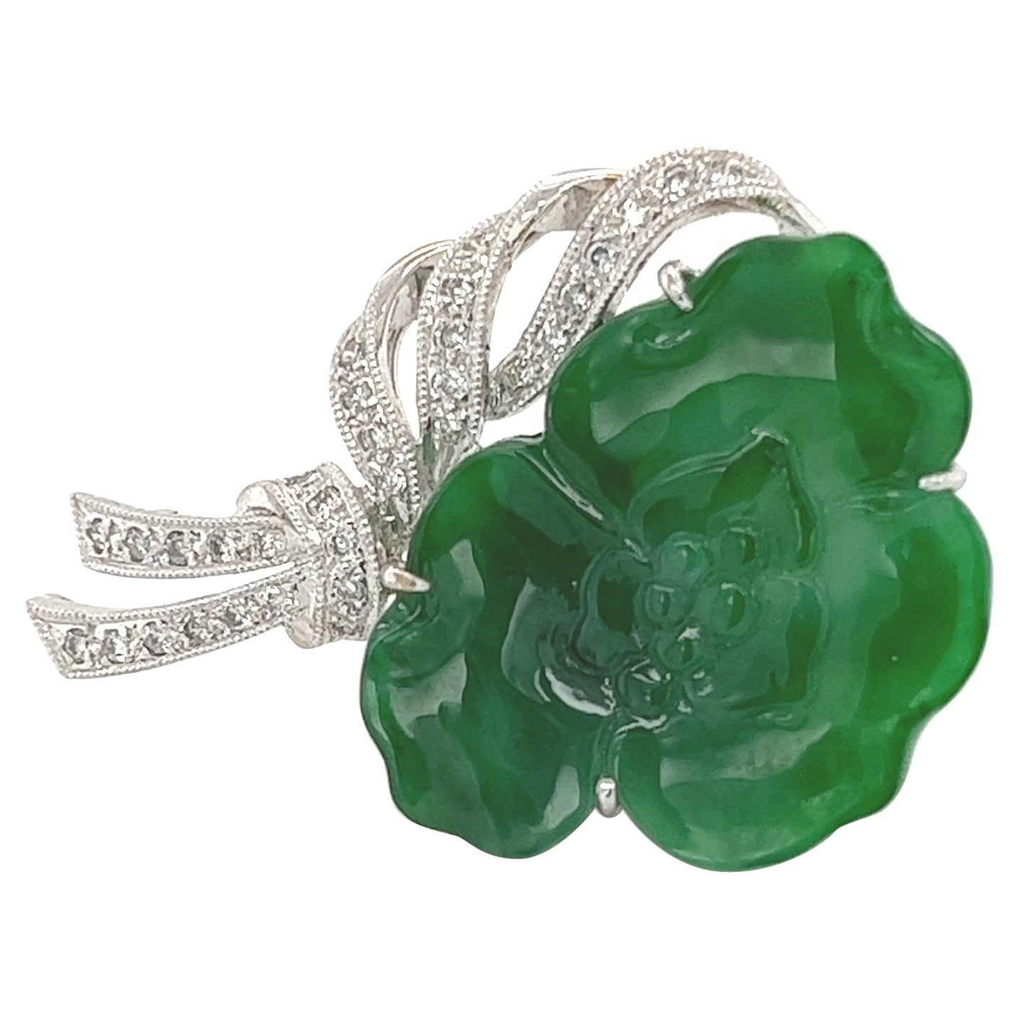 Spilla di giada non trattata e diamanti a forma di fiore di vite e nastro in 18 ct.