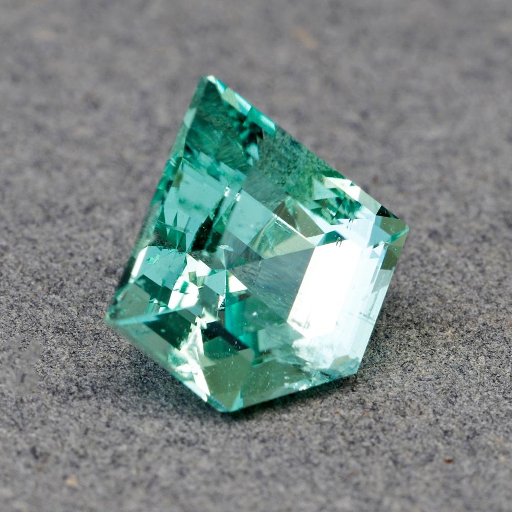 Moderno Gemma dell'anello di smeraldo russo non trattata, senza olio e di forma particolare, del peso di 1,58 carati in vendita