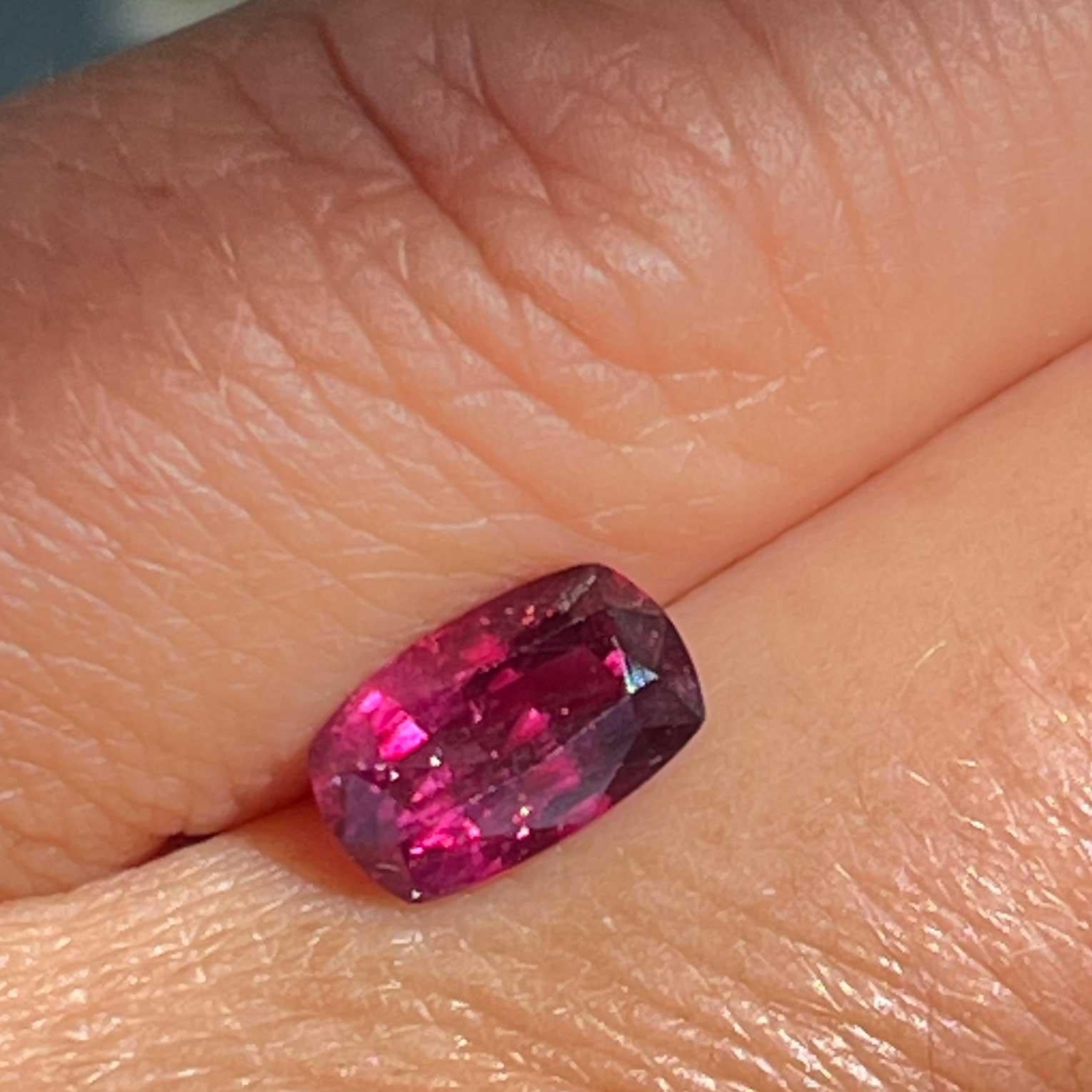 Rubí sin tratar Andilamena Madagascar 1,89 ct GRA certificado 9x5x4 mm Cojín Corte cojín en venta