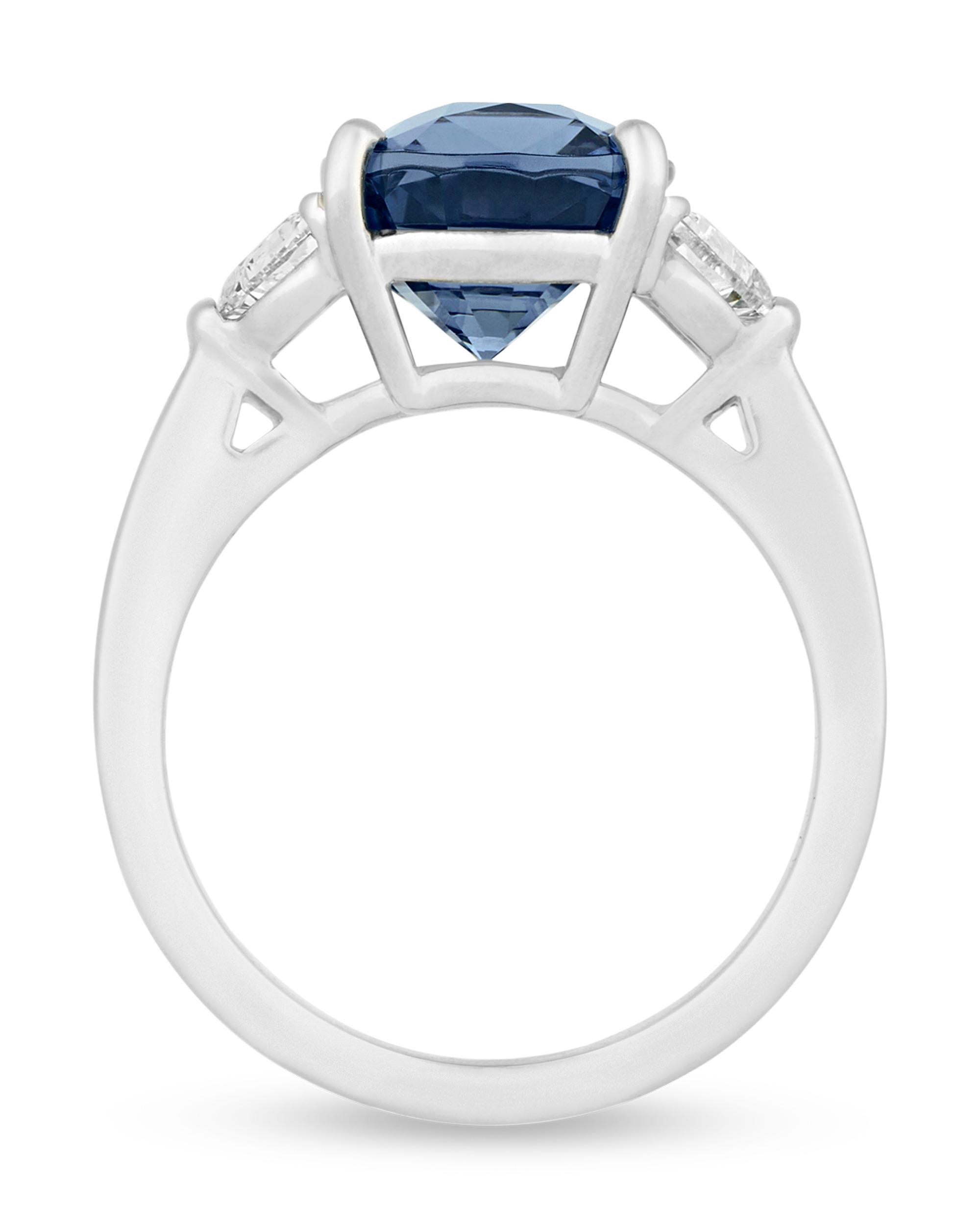 Der kissenförmige blaue Spinell im Brillantschliff, der im Mittelpunkt dieses Rings steht, hat ein Gewicht von 5,34 Karat und ist von bemerkenswerter Farbe. Der vom Gemological Institute of America zertifizierte Edelstein hat einen völlig