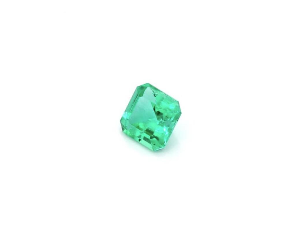 Moderne Greene & Greene Greene Neon Green pierres précieuses non traitées d'un poids de 0,62 carat certifiées ICL en vente