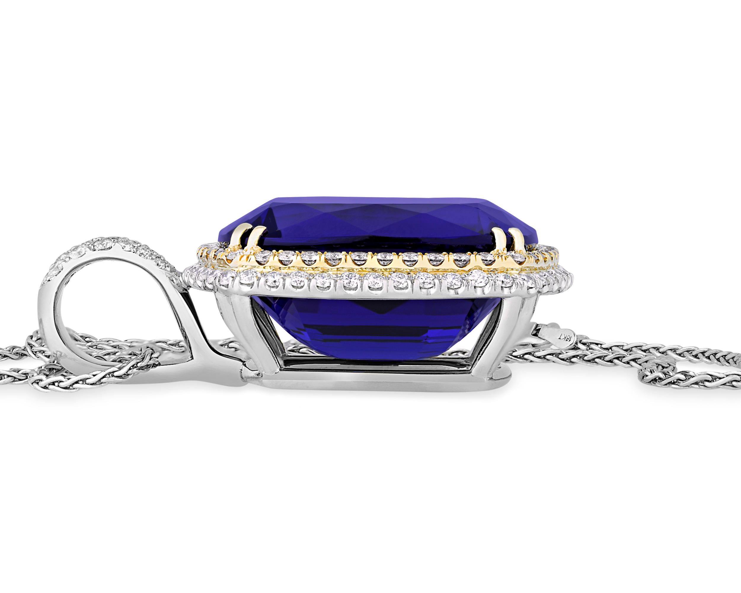 Una monumentale tanzanite da 104,39 carati con taglio a cuscino è la protagonista di questo accattivante ciondolo. La gemma è stata certificata dall'American Gemological Laboratories (AGL) come non trattata, il che significa che non sono stati