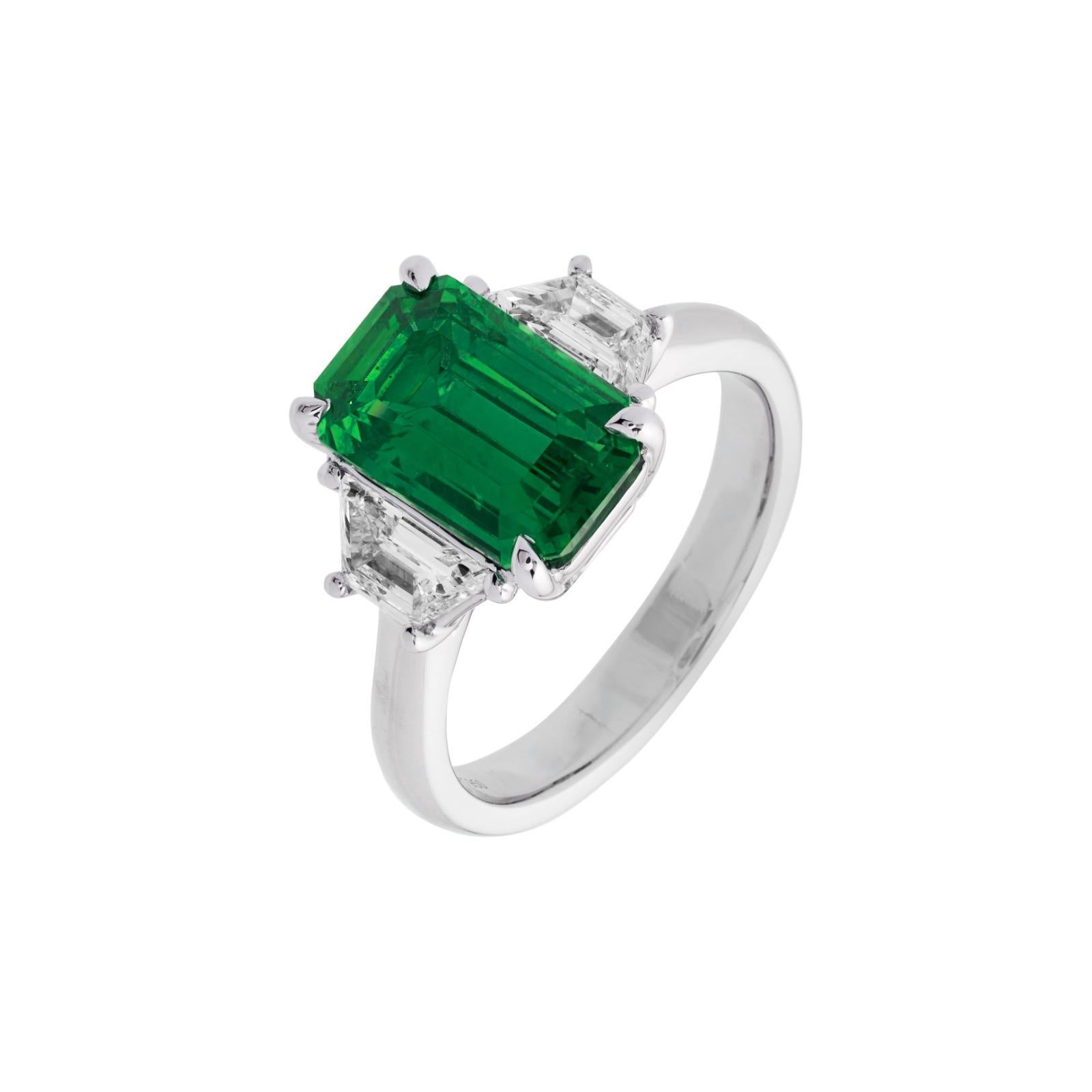 Taglio smeraldo Anello con diamante verde smeraldo non trattato e non riscaldato certificato GIA da 8 carati in vendita