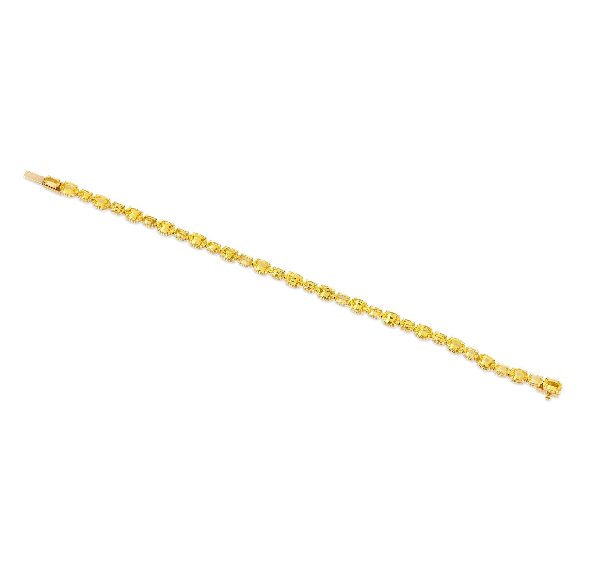 Ce bracelet à la ligne ensoleillée met en valeur trente-deux magnifiques saphirs jaunes ovales non traités totalisant 14,38 carats, chaque pierre ayant été soigneusement sélectionnée pour sa teinte dorée vibrante et sa clarté exceptionnelle.
