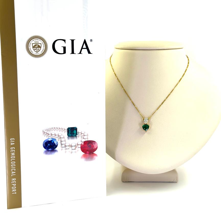 Collier pendentif en or jaune 18 carats avec une émeraude zambienne non traitée d'un poids estimé à 1,50 carat (rapport GIA #2235070825) et un diamant poire de 0,45 carat de pureté VS et de couleur J. Chaîne de 17 pouces en Figaro. Le poids fini est