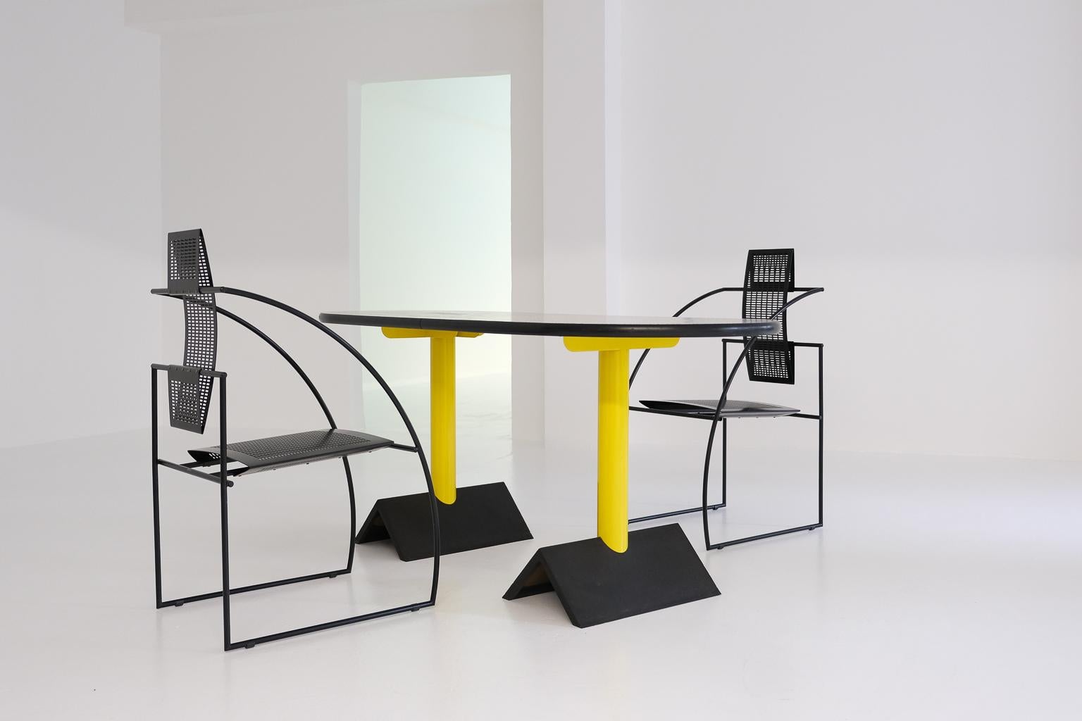 Außergewöhnlicher, individueller memphis ovaler Schreibtisch oder Esstisch  (Eisen) im Angebot