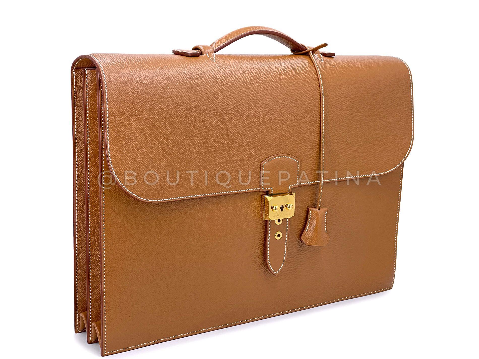 Article de magasin : 68136
Le Sac à Dépeche a été lancé par Hermès en 1937, l'un de ses premiers clients étant S.A.R. le Duc de Windsor. John Kennedy possède un exemplaire en crocodile noir offert par Jacqueline Bouvier Kennedy en 1953. Le Sac à