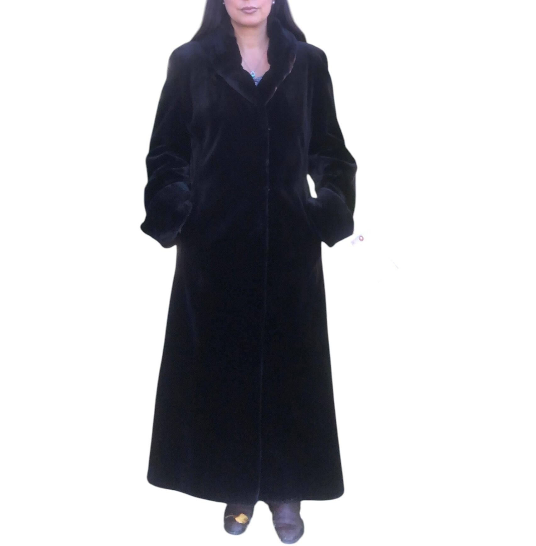 PRODUCT DESCRIPTION:

Unused Birger Christensen female sheared Mink Fur Coat (6/S)

Renowned Birger Christensen  label, very beautiful lustrous skins, impeccable supple fur, vibrant Colors, silk lining. Lightweight

Condition: unused

Closure: Hooks