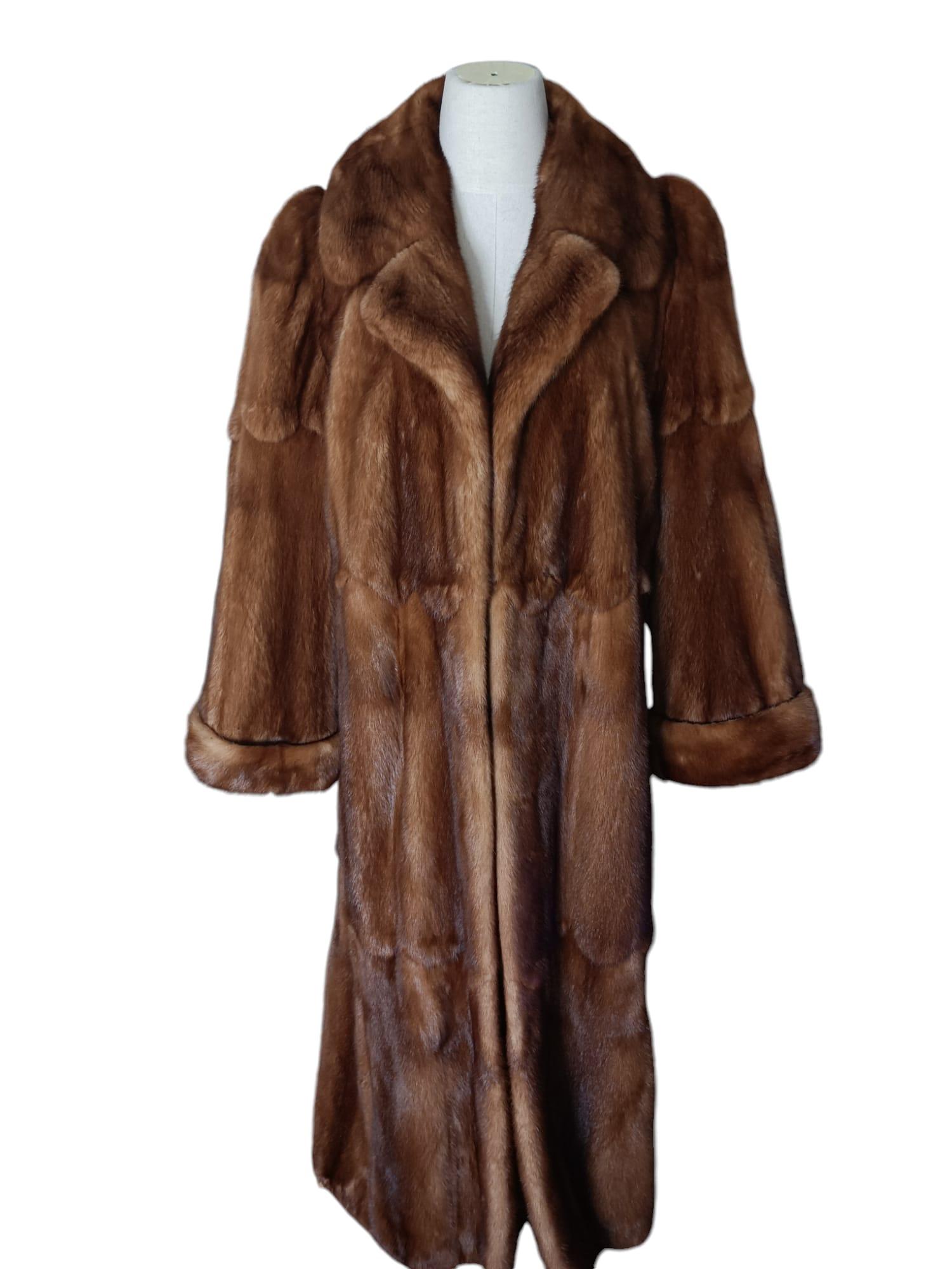 PRODUCT DESCRIPTION:

Unused Birger Christensen full pelt whiskey Mink Fur Coat (14/L)

Renowned Birger Christensen  label, very beautiful lustrous skins, impeccable supple fur, vibrant Colors, silk lining.

Condition: unused

Closure: Hooks &