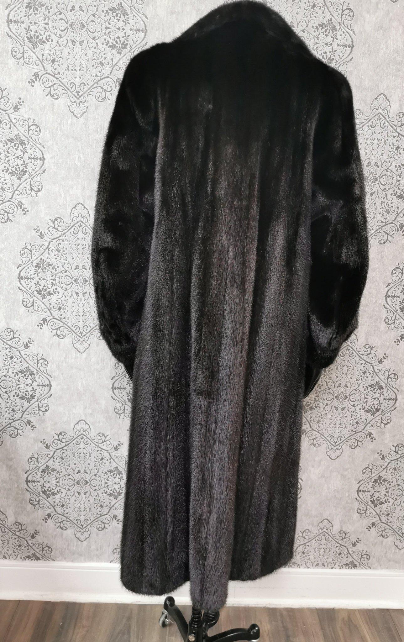 Manteau de fourrure de vison noir diamant neuf taille 8 Neuf - En vente à Montreal, Quebec