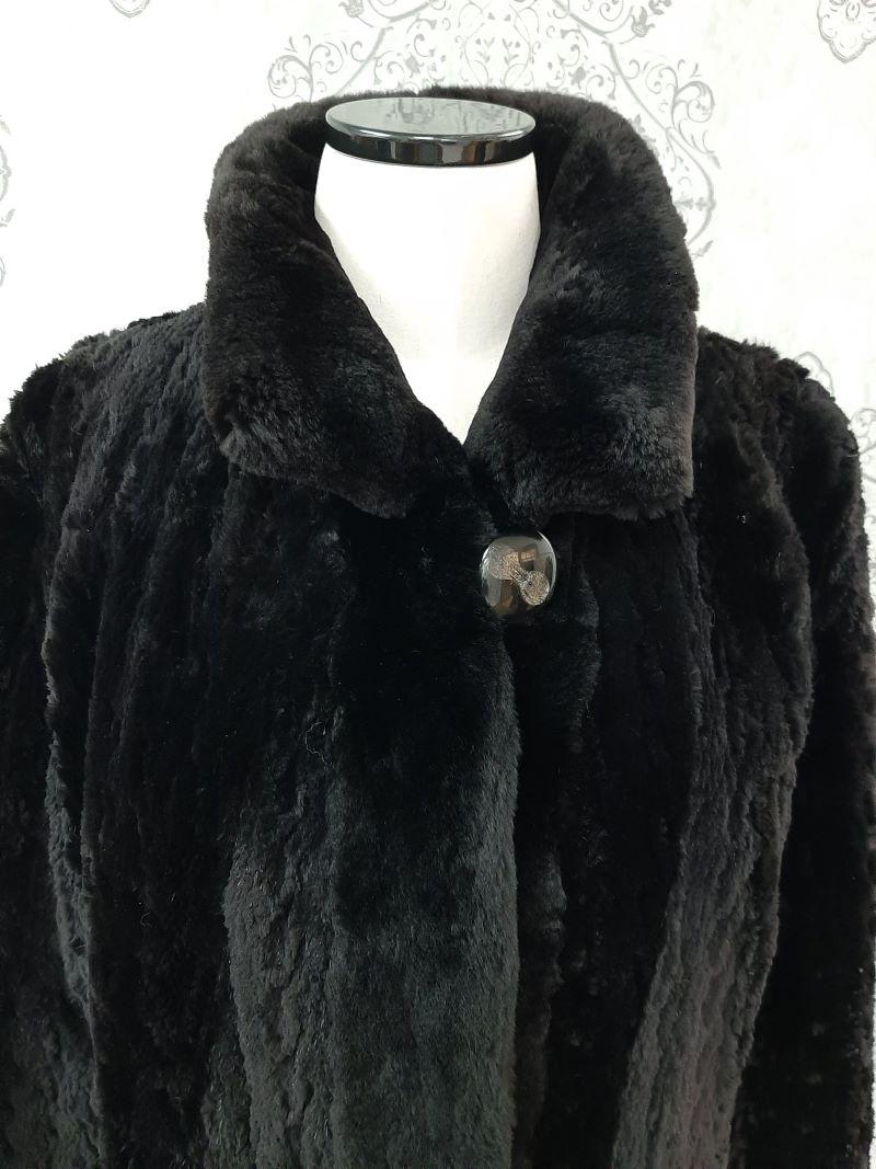 PRODUCT DESCRIPTION:

Brand new luxurious sheared beaver fur coat 

Condition: Brand New

Closure: Buttons

Color: black

Material: Sheared beaver

Garment type: Coat

Sleeves: Straight

Pockets: No pockets

Collar: Short

Lining: Shirred Silk