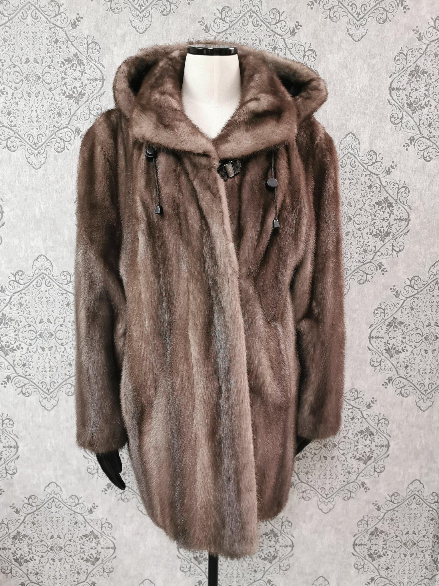 Unused blue iris mink fur coat with a hood size 12 In New Condition For Sale In Montreal, Quebec