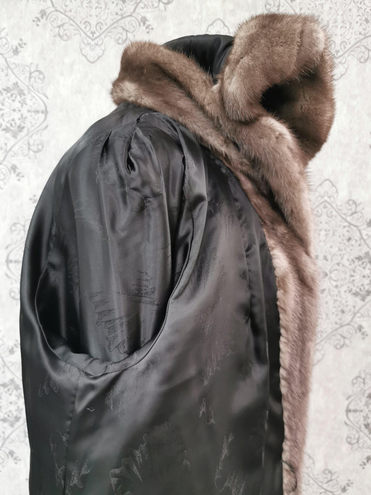 Unused blue iris mink fur coat with a hood size 16-18 In Excellent Condition In Montreal, Quebec