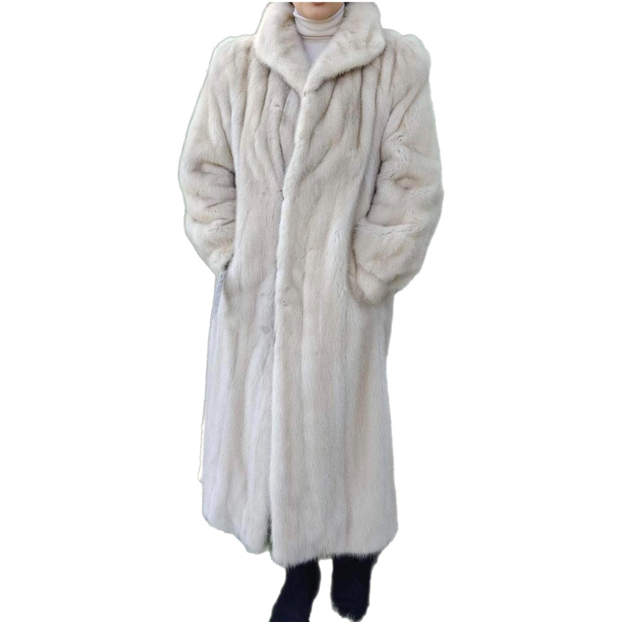 ~ Unused tourmaline light gray Mink Fur Coat (Size 10 - M) 

When it comes to fur, Canada Majestic is the ultimate reference in quality and style. This stunning blush coat is a classic with the trench design and short collar stitching workmanship.