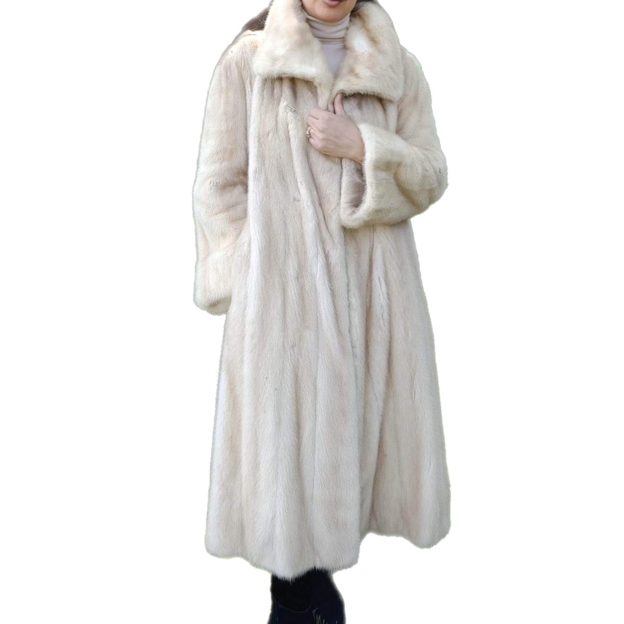 ~ Unused Blush Pastel Mink Fur Coat (Size 12 - l) 

When it comes to fur, Canada Majestic is the ultimate reference in quality and style. This stunning blush coat is a classic with the trench design and short collar stitching workmanship. It has a