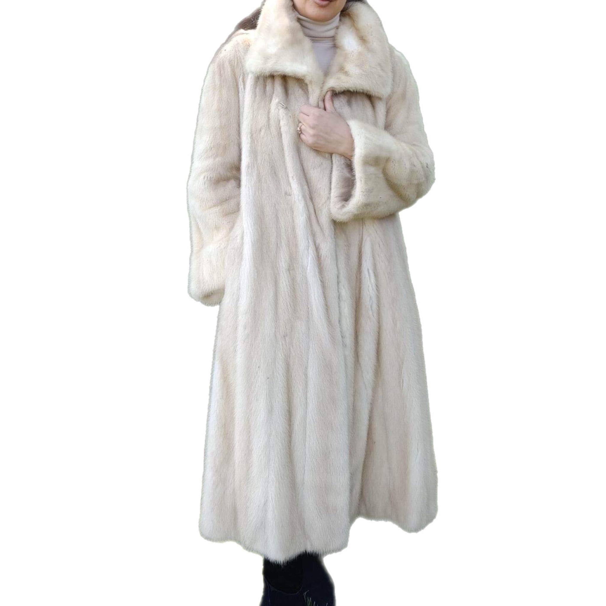 ~ Cappotto di pelliccia di visone pastello Blush non usato (taglia 12 - l) 

Quando si tratta di pellicce, Canada Majestic è il punto di riferimento per qualità e stile. Questo splendido cappotto color blush è un classico grazie al design trench e