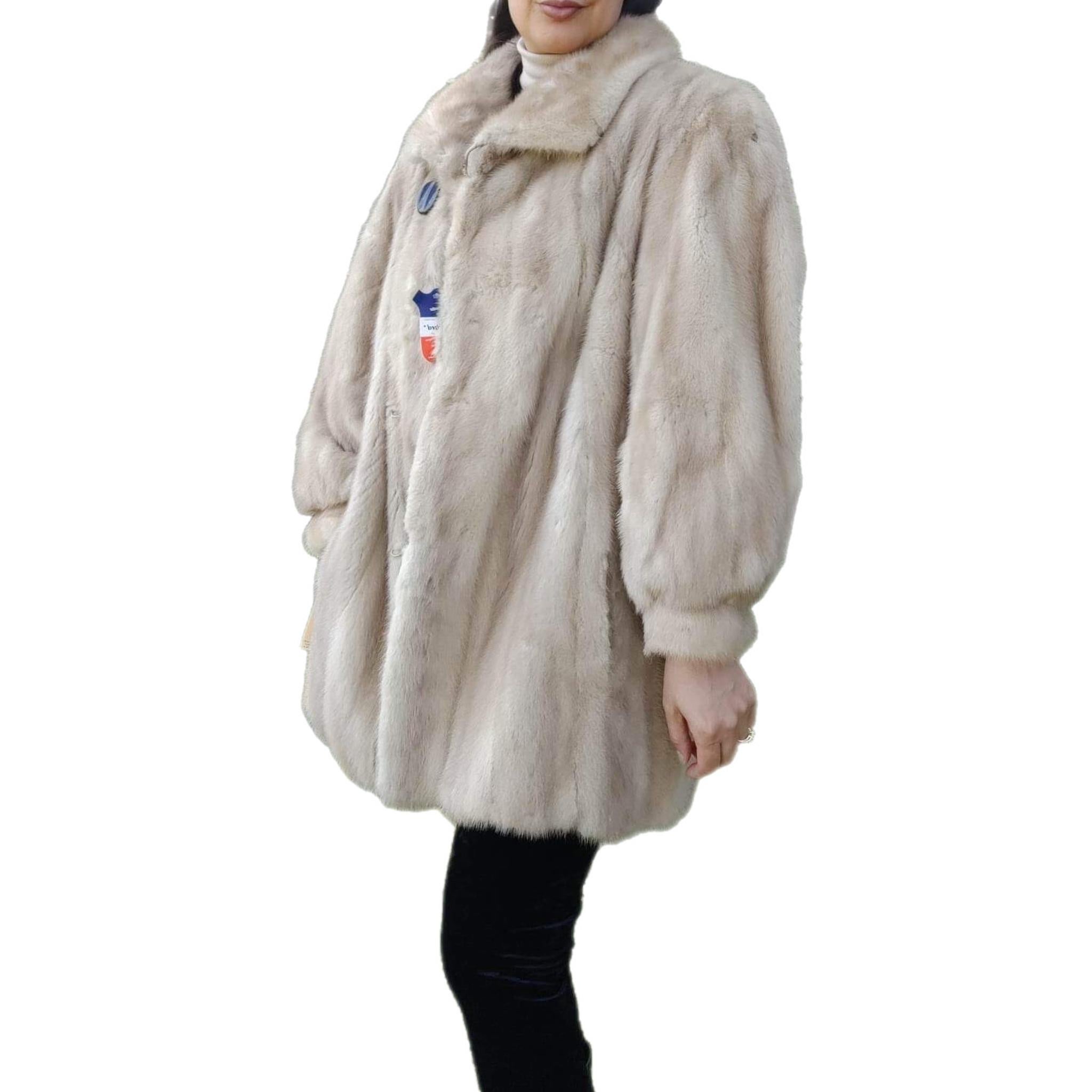 ~ Unused Blush Pastel Mink Fur Coat (Size 12 - l) 

When it comes to fur, Canada Majestic is the ultimate reference in quality and style. This stunning blush coat is a classic with the stroller design and short collar stitching workmanship. It has a