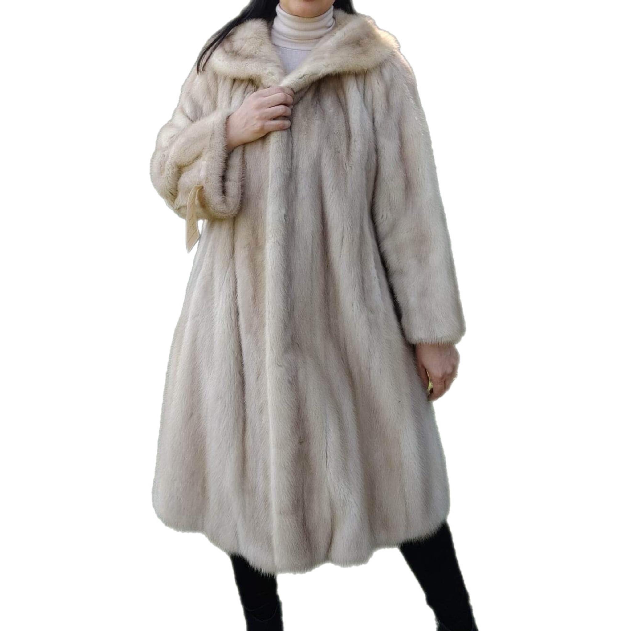 ~ Unused Blush Pastel Mink Fur Coat (Size 12 - l) 

When it comes to fur, Canada Majestic is the ultimate reference in quality and style. This stunning blush coat is a classic with the stroller design and short collar stitching workmanship. It has a