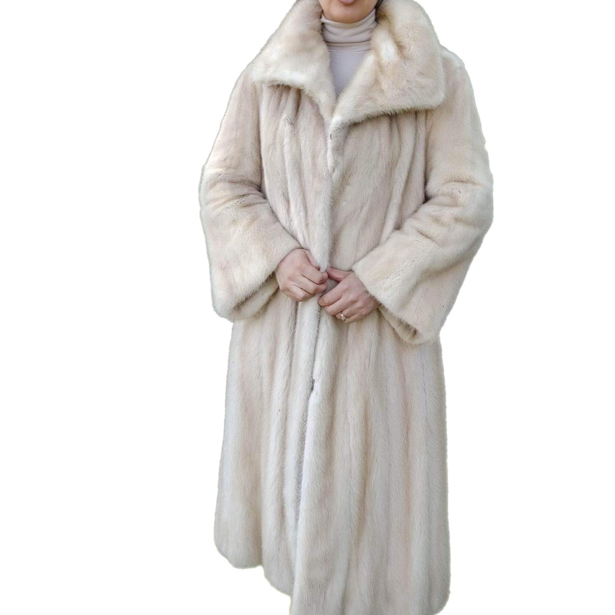~Unused Blush Pastel Mink Fur Coat (Size 12 - L)  In Excellent Condition For Sale In Montreal, Quebec