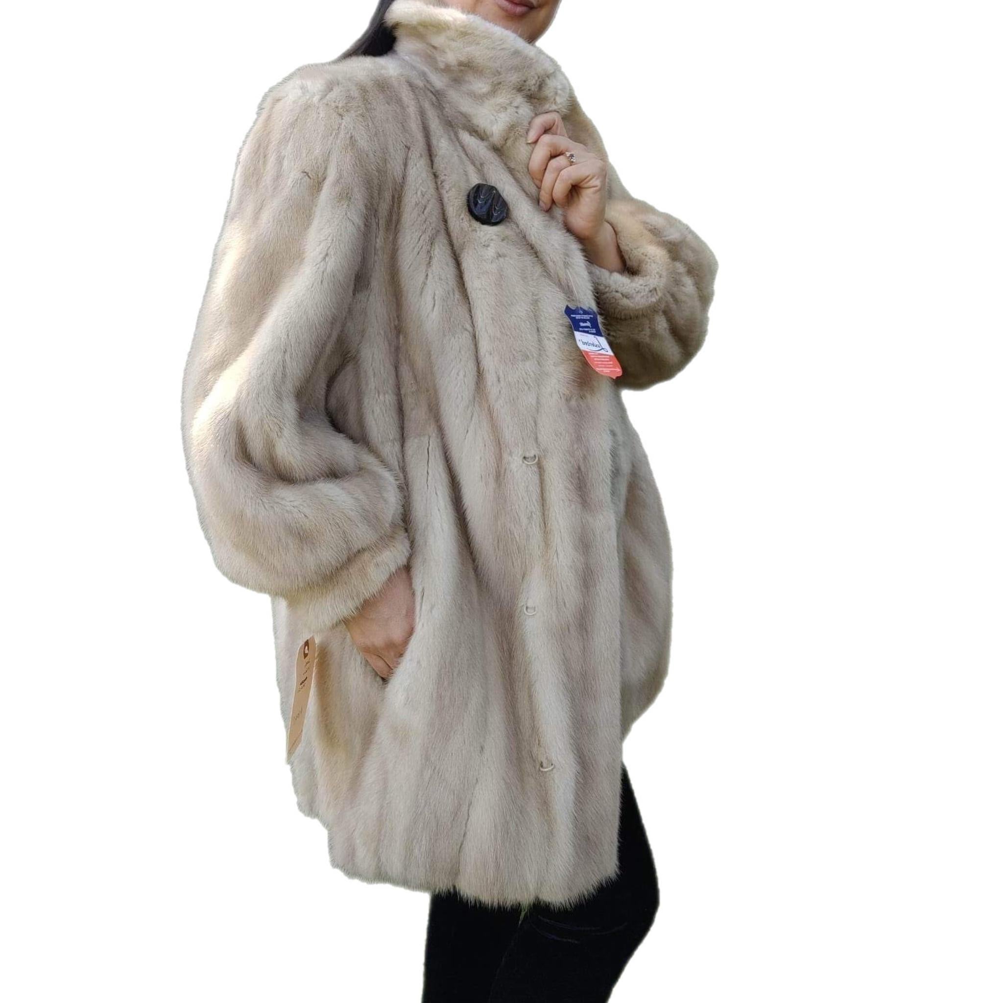 ~Unused Manteau en fourrure de vison pastel (taille 12 - L)  Pour femmes en vente