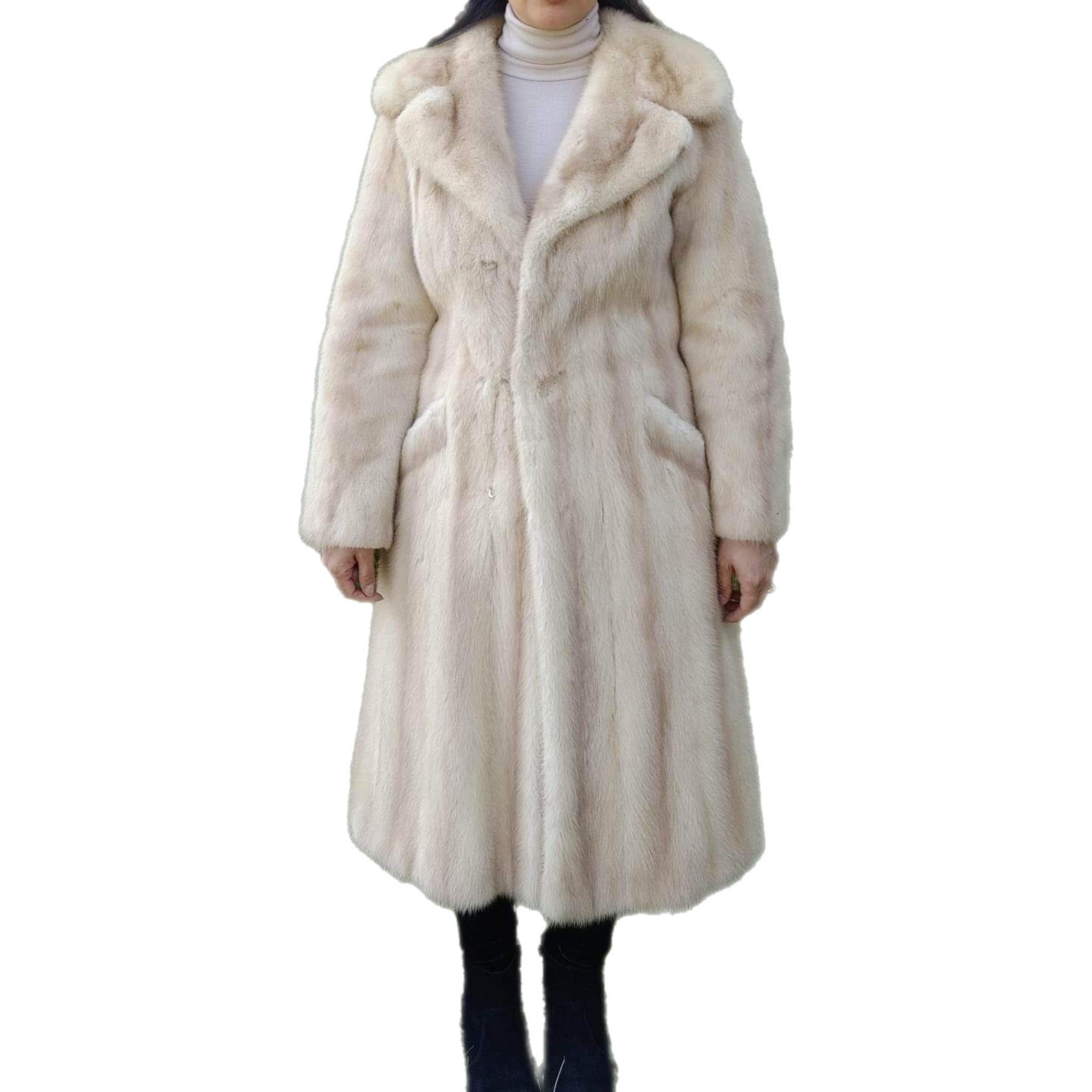 ~ Unused Blush Pastel Mink Fur Coat (Size 6- S) 

When it comes to fur, Canada Majestic is the ultimate reference in quality and style. This stunning blush coat is a classic with the stroller design and notch collar stitching workmanship. It has a