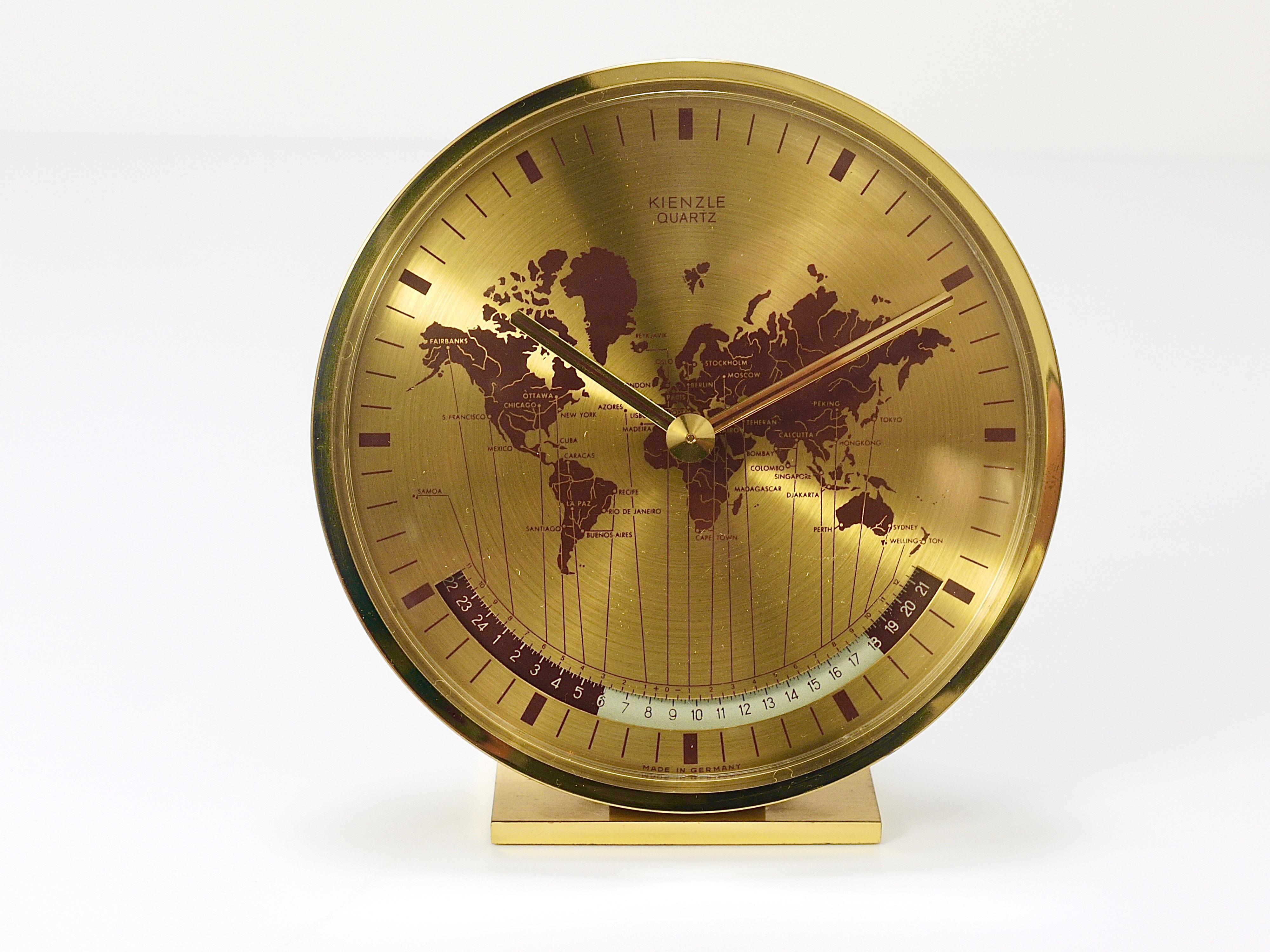 Kienzle GMT World Time Zone table en laiton non utilisée  Horloge de bureau, Allemagne, années 1960 en vente 3