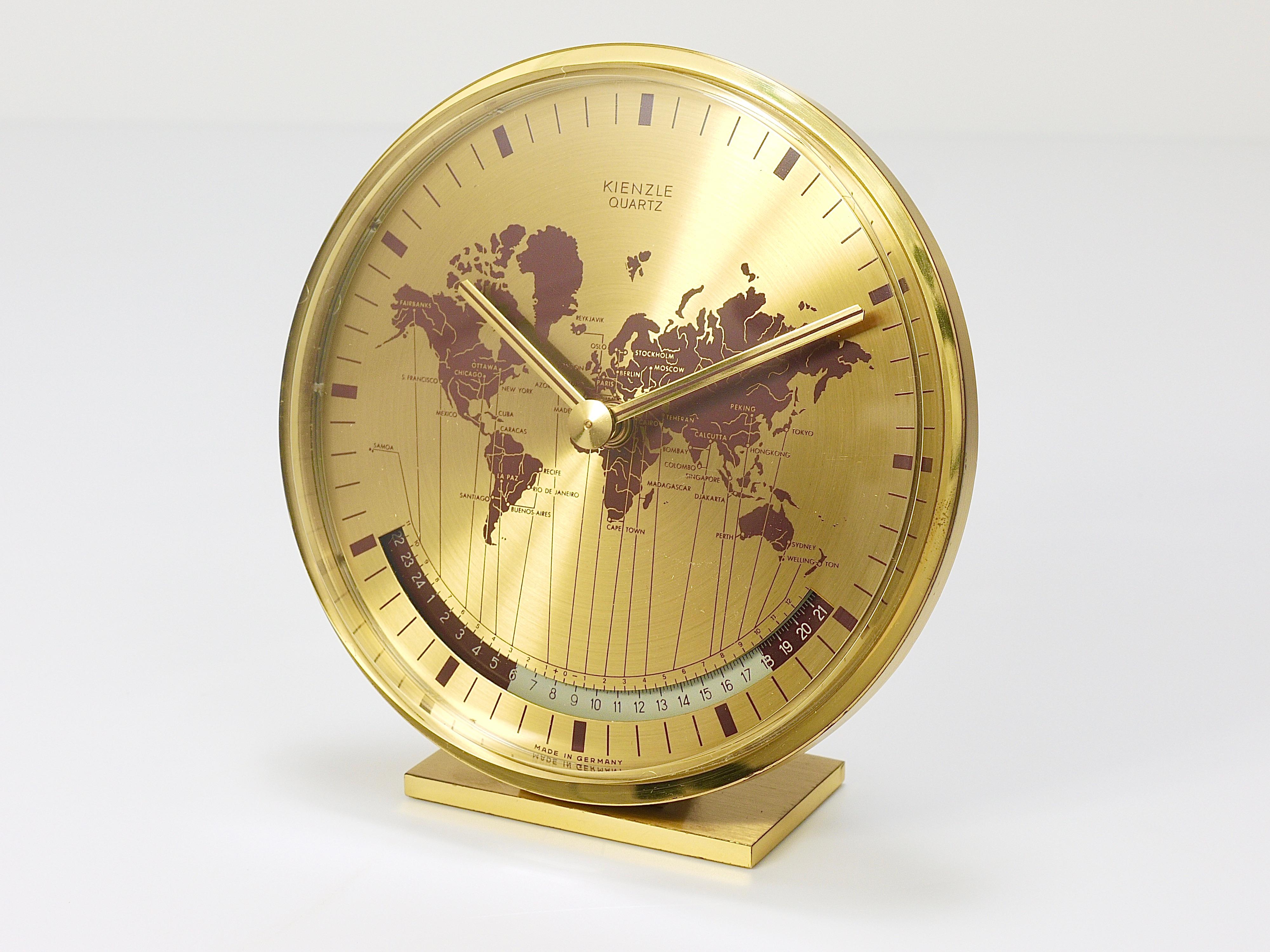 Kienzle GMT World Time Zone table en laiton non utilisée  Horloge de bureau, Allemagne, années 1960 en vente 5
