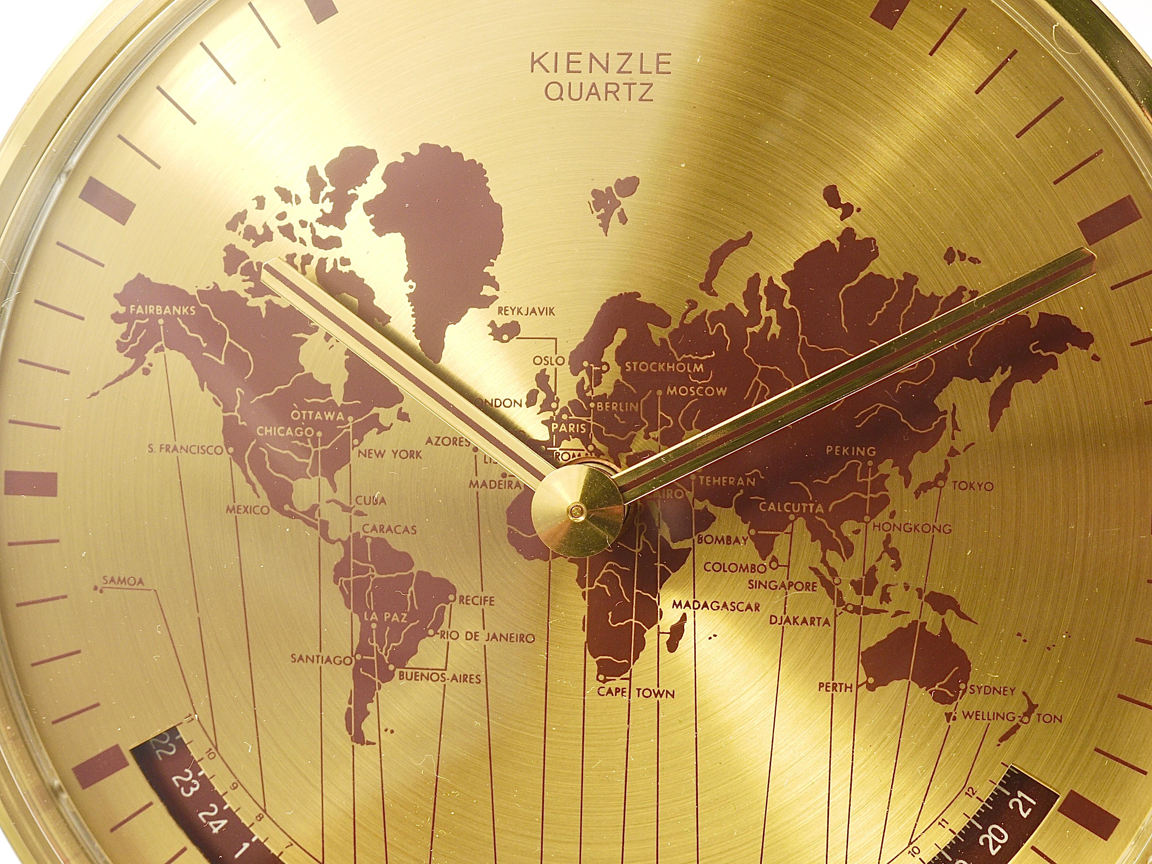 Kienzle GMT World Time Zone table en laiton non utilisée  Horloge de bureau, Allemagne, années 1960 en vente 6