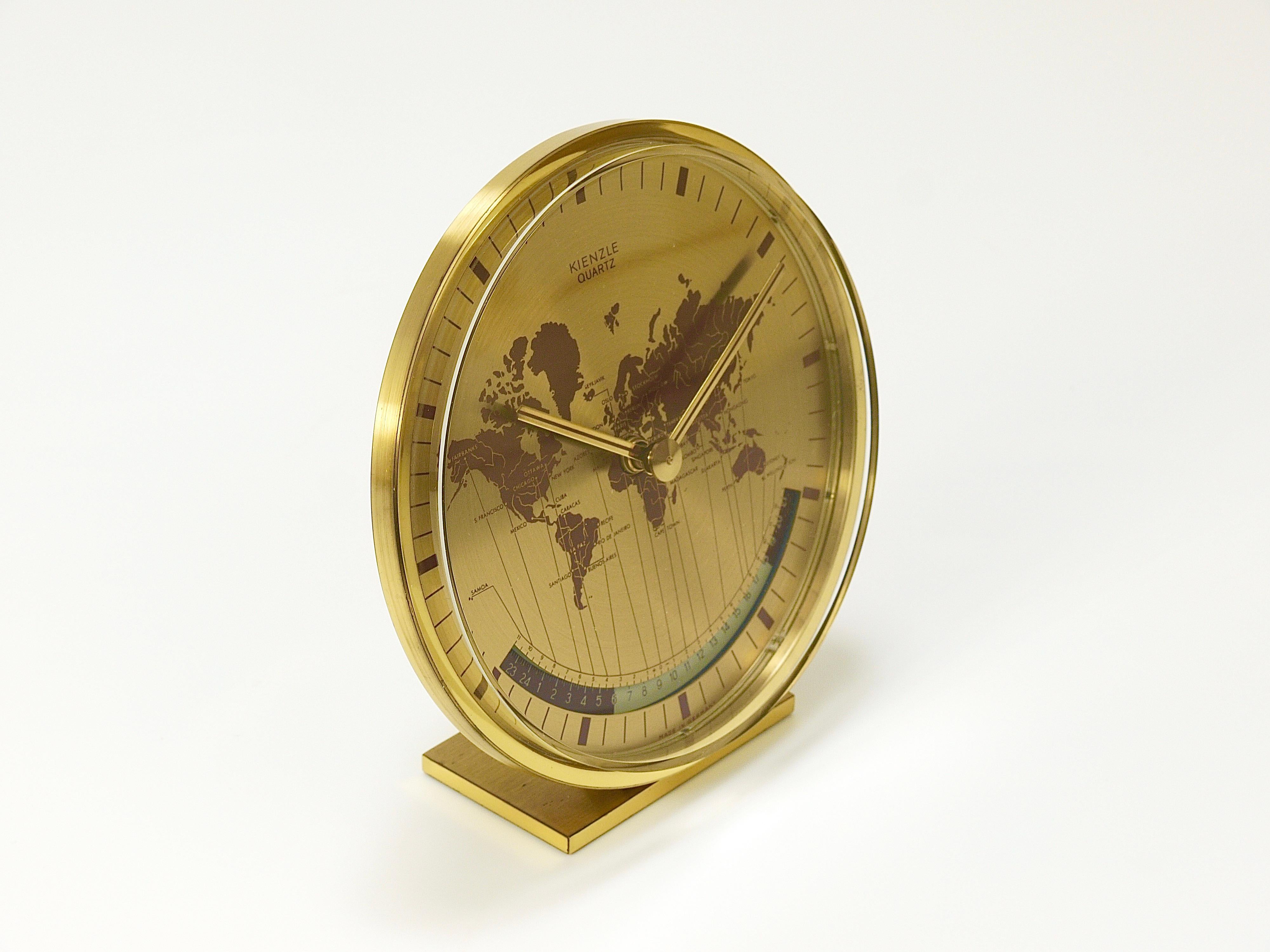 Mesa de latón con huso horario mundial Kienzle GMT sin usar y en caja  Reloj de sobremesa, Alemania, años 60 en venta 6
