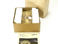 Tavola in ottone con fuso orario mondiale GMT Kienzle, non usata e con scatola.  Orologio da tavolo, Germania, anni '60